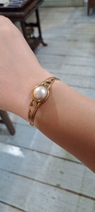 Bracelet in 18k gold with a mabe pearl