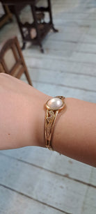 Bracelet in 18k gold with a mabe pearl