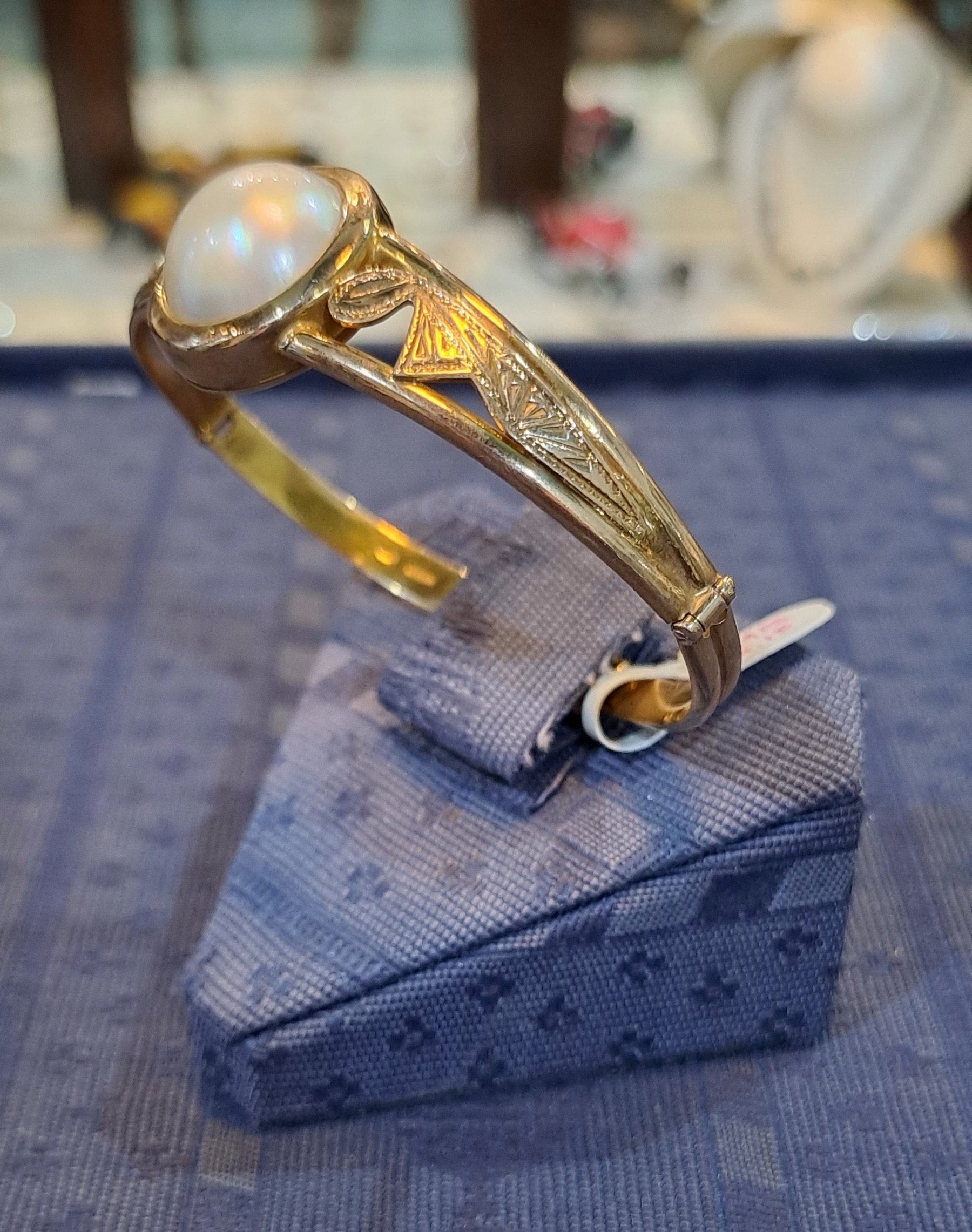 Bracelet in 18k gold with a mabe pearl