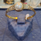 Bracelet in 18k gold with a mabe pearl