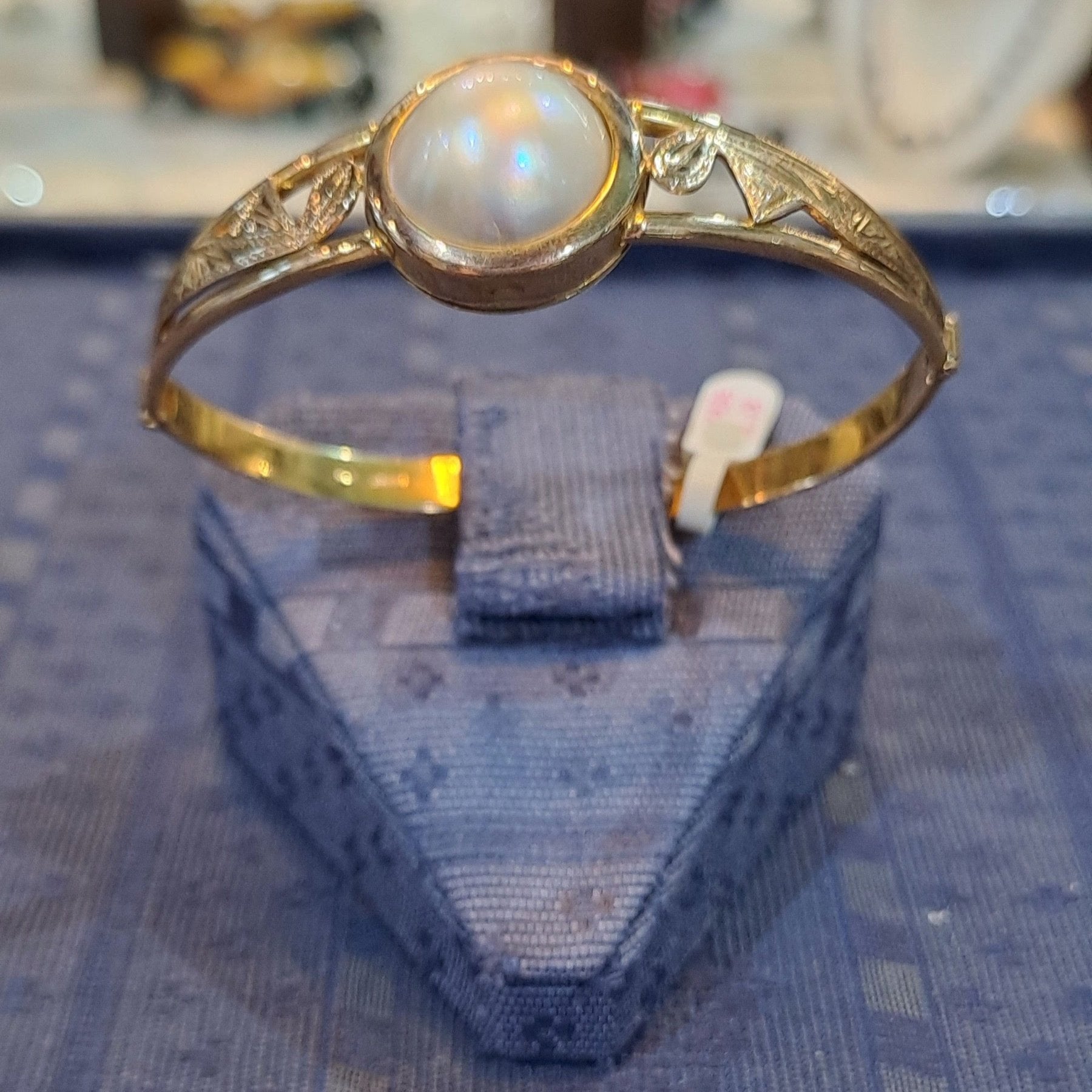 Bracelet in 18k gold with a mabe pearl