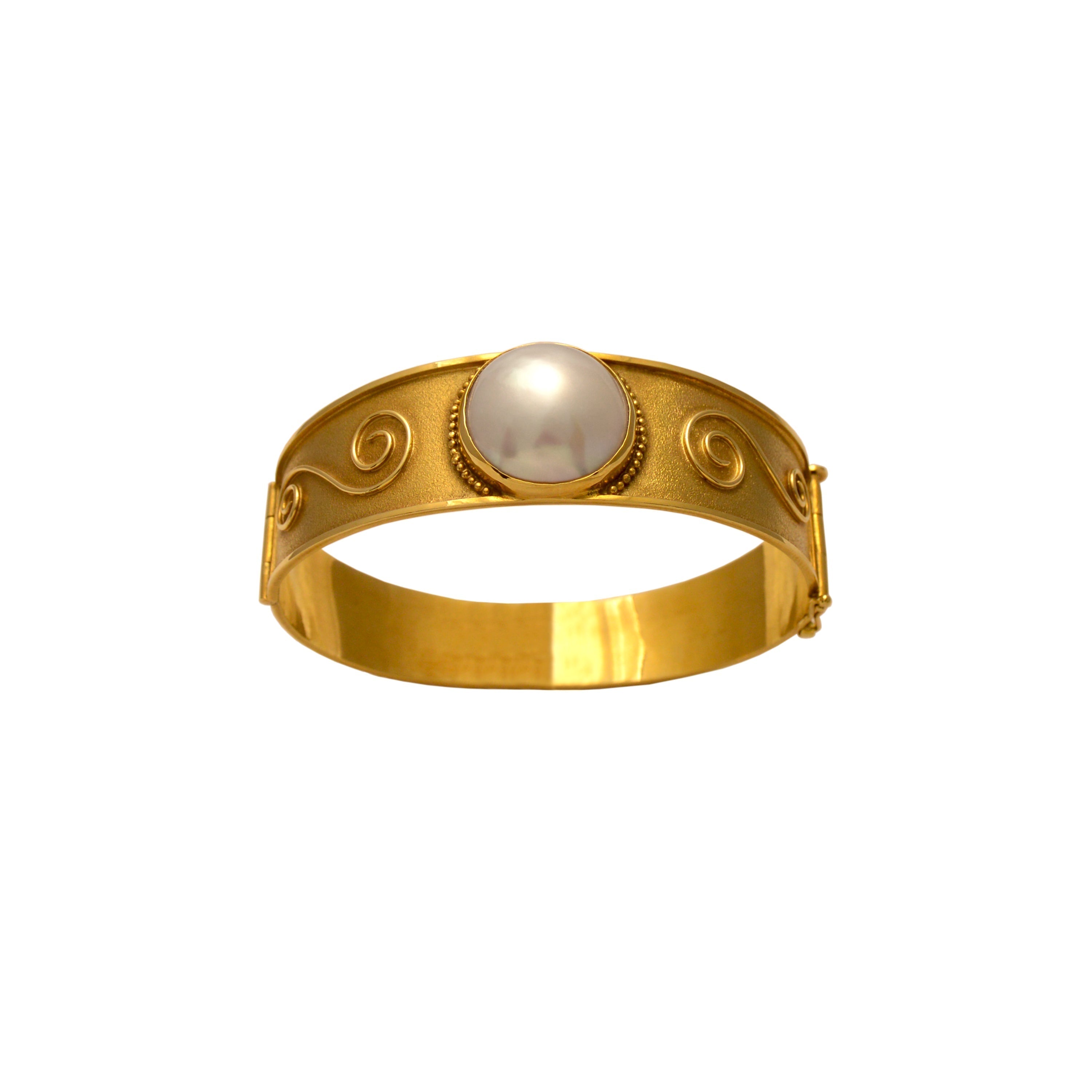 Bracelet in 18k gold with mabe pearl (C-02)