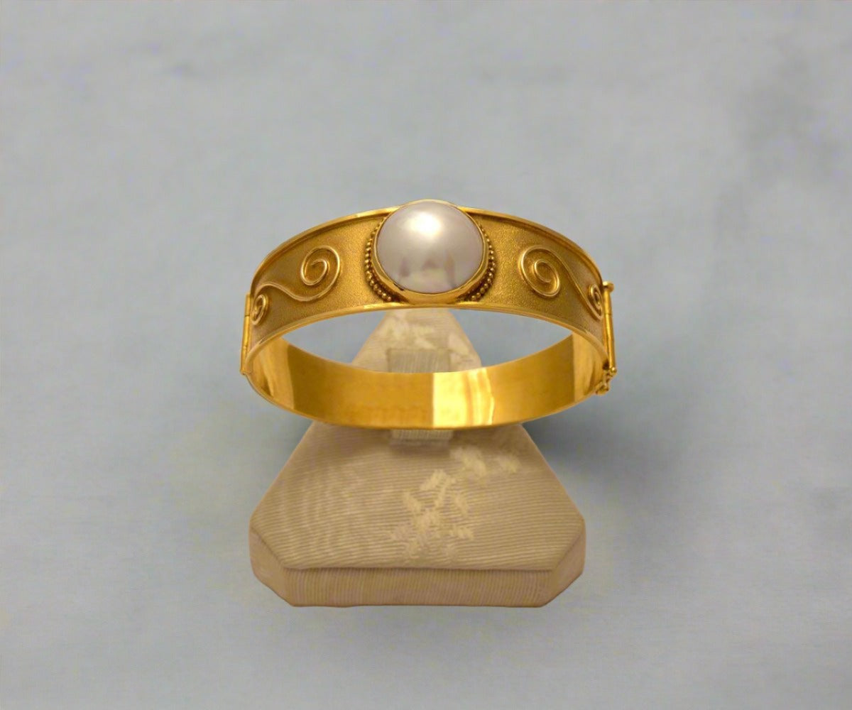 Bracelet in 18k gold with mabe pearl (C-02)