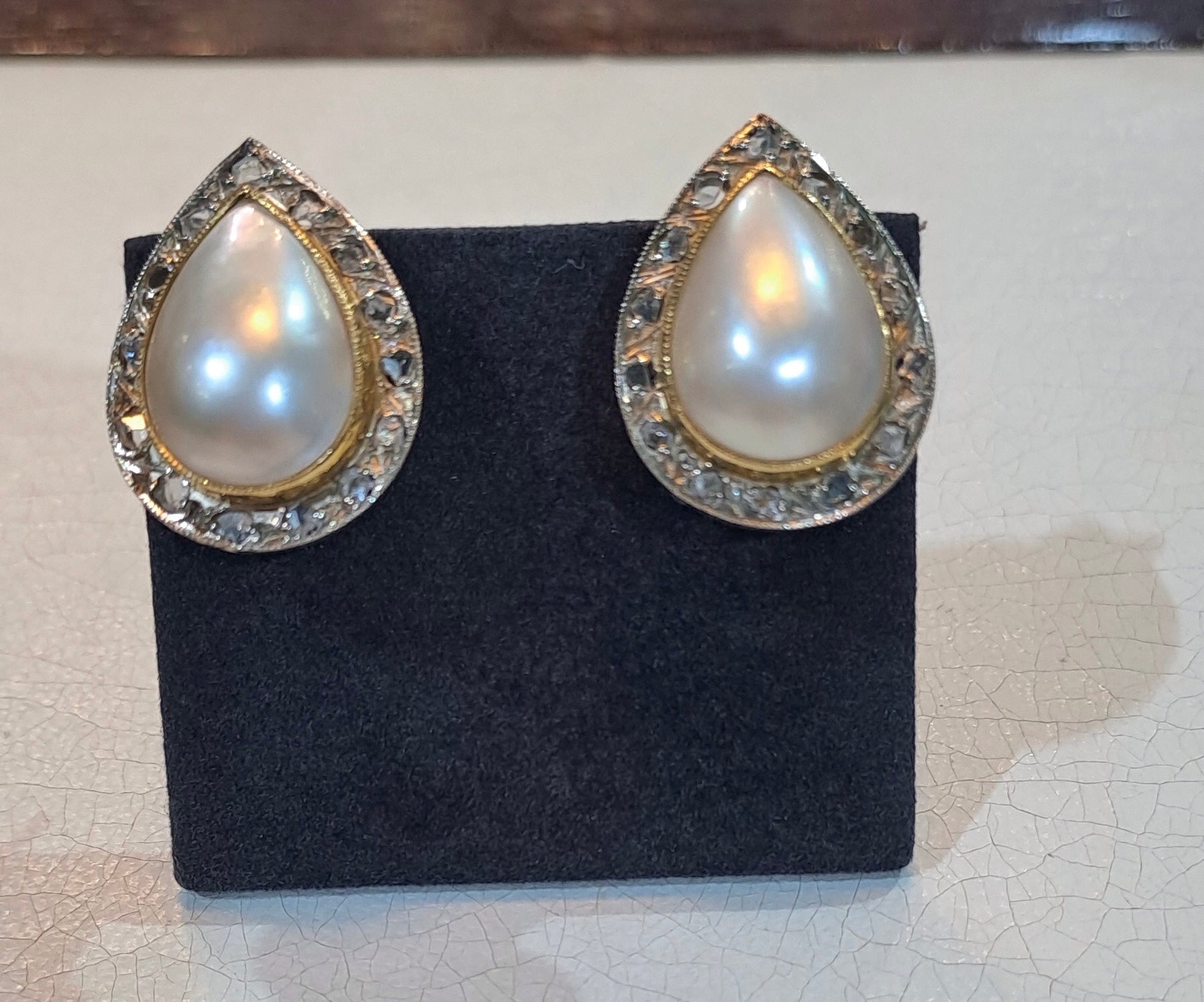 Earrings in 18k gold, white mabe pearl, white & yellow gold, round diamonds, with clip and pierced earrings