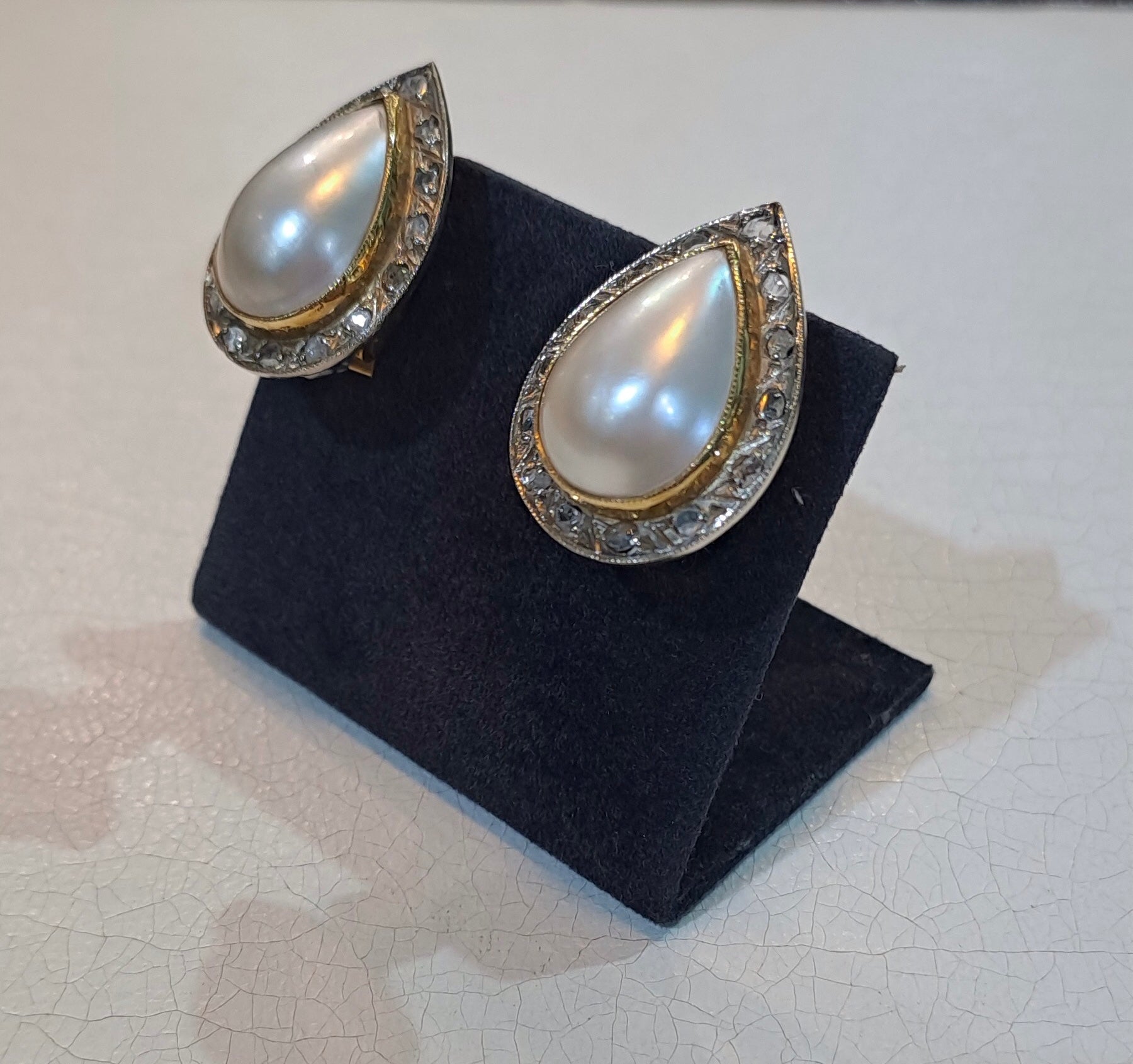 Earrings in 18k gold, white mabe pearl, white & yellow gold, round diamonds, with clip and pierced earrings