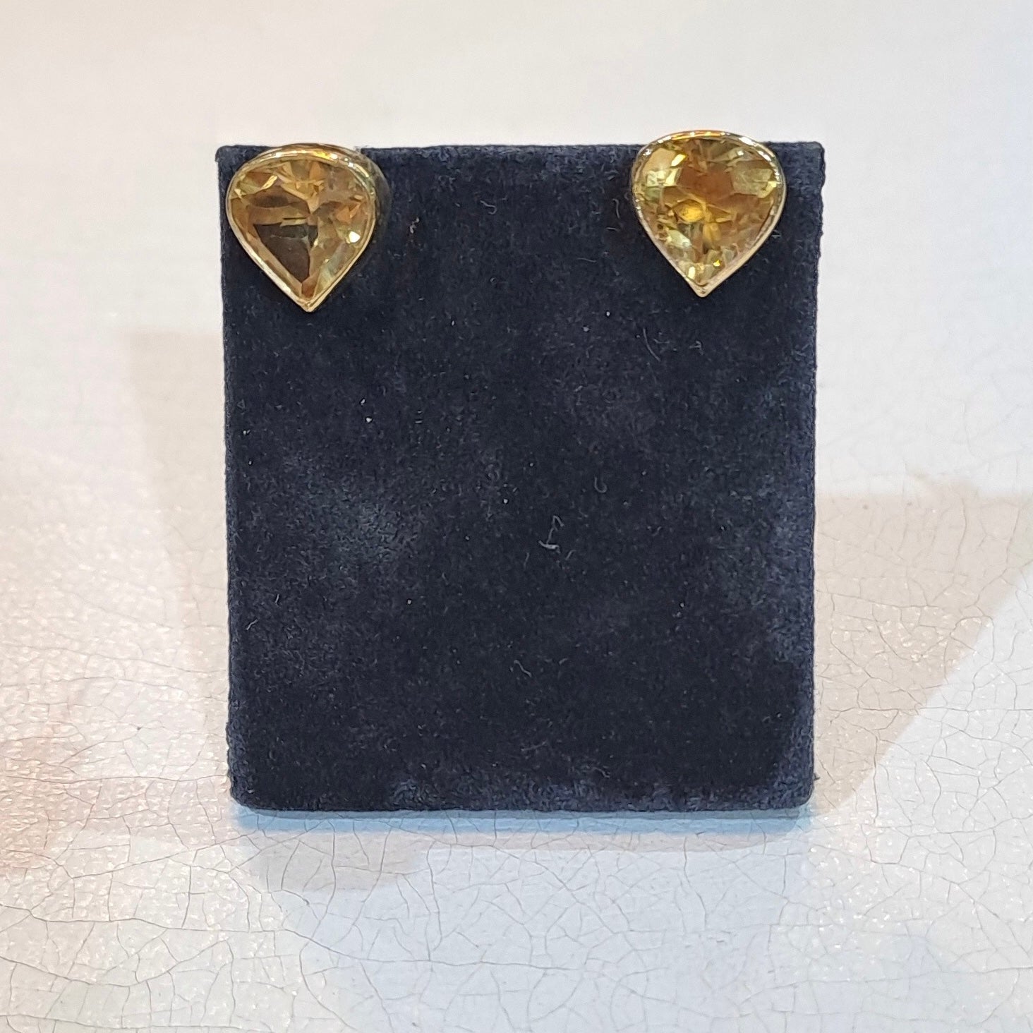 Earrings in 18k gold with citrine stones