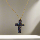 Necklace in 14k gold chain with a 18k gold cross in quartz