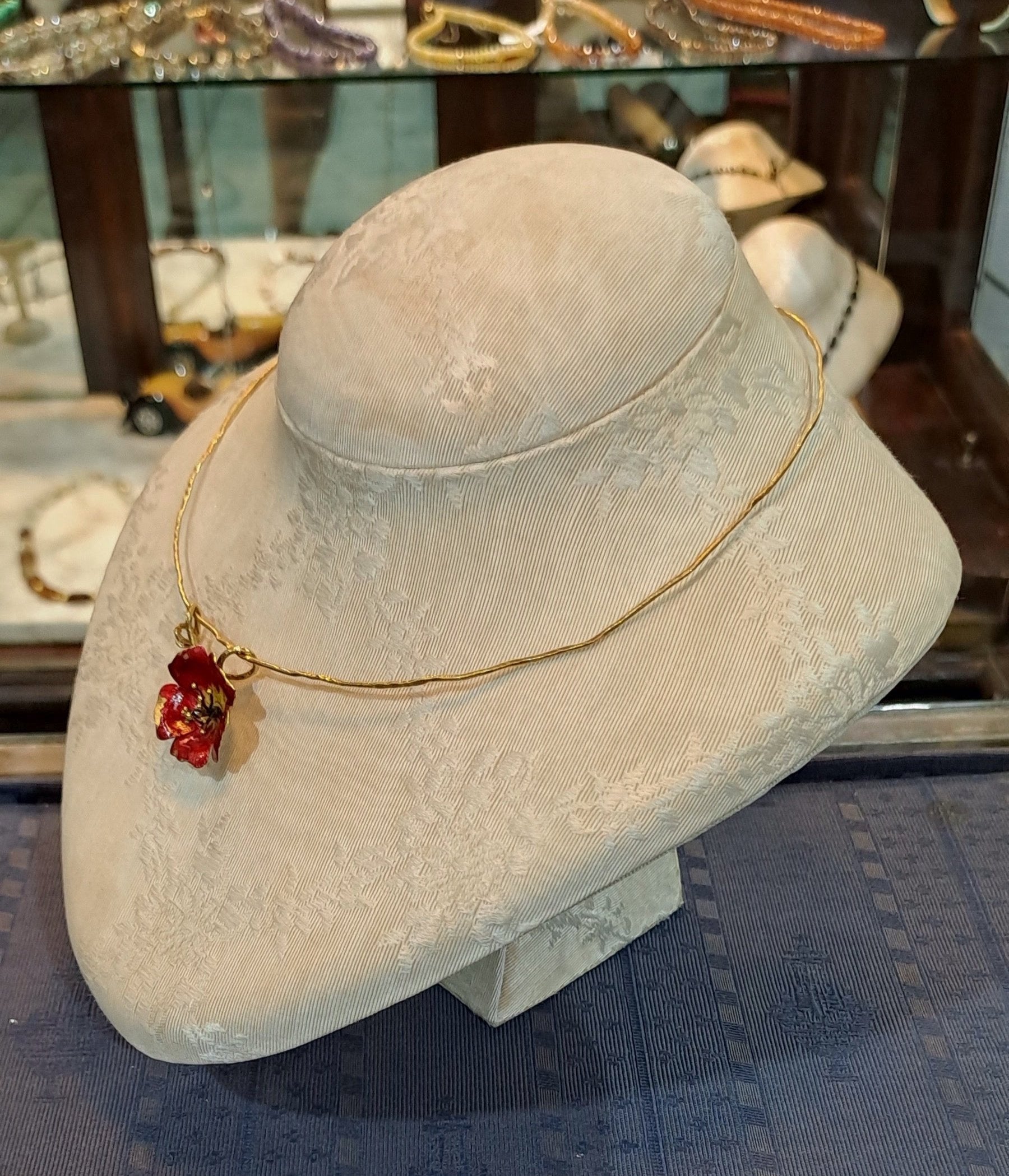 Necklace in 18k gold and a flower pendant with enamel