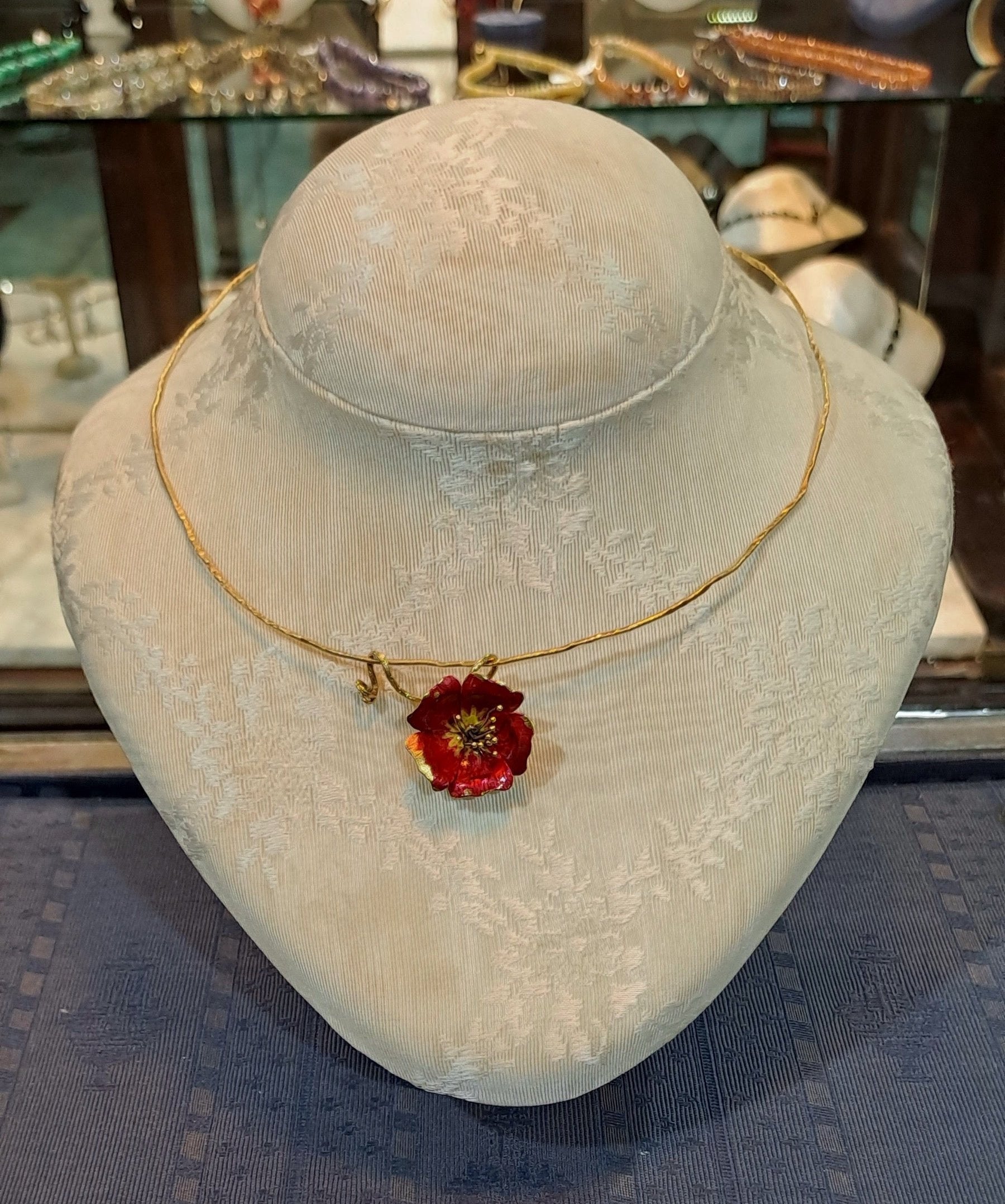 Necklace in 18k gold and a flower pendant with enamel