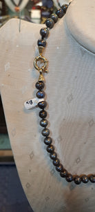 Necklace in 18k gold with black pearls