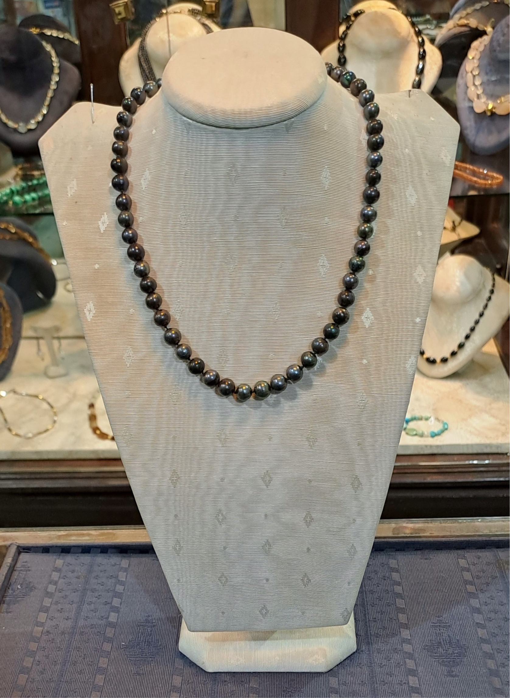 Necklace in 18k gold with black pearls