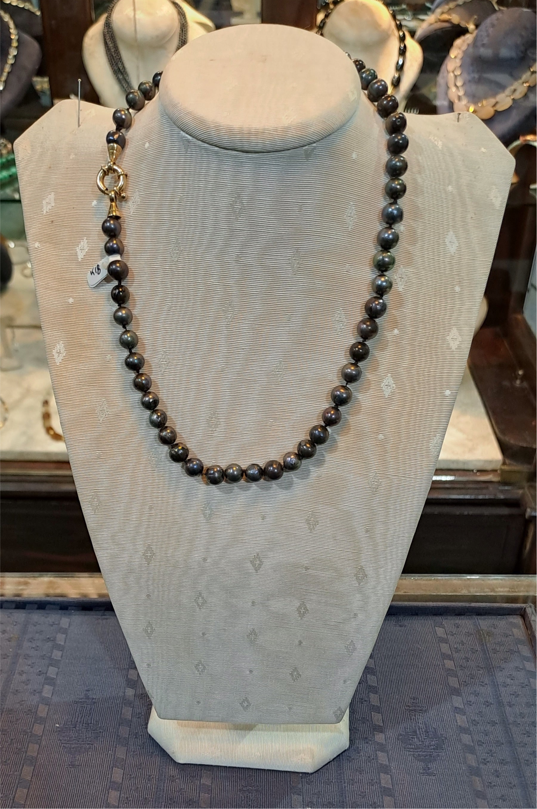 Necklace in 18k gold with black pearls