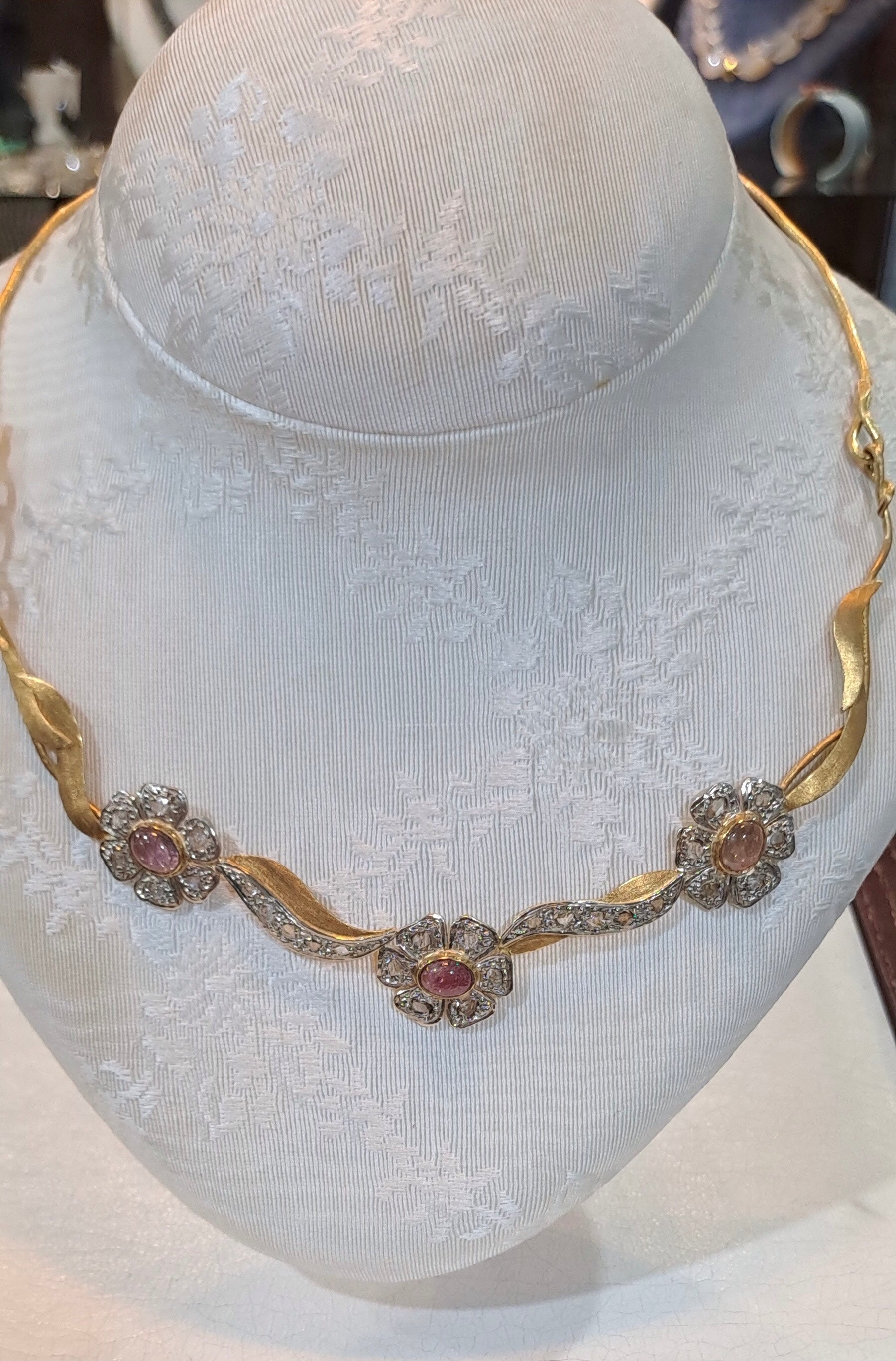 Necklace in 18k gold with pink tourmalines (9.20carats) and diamonds, one of a kind