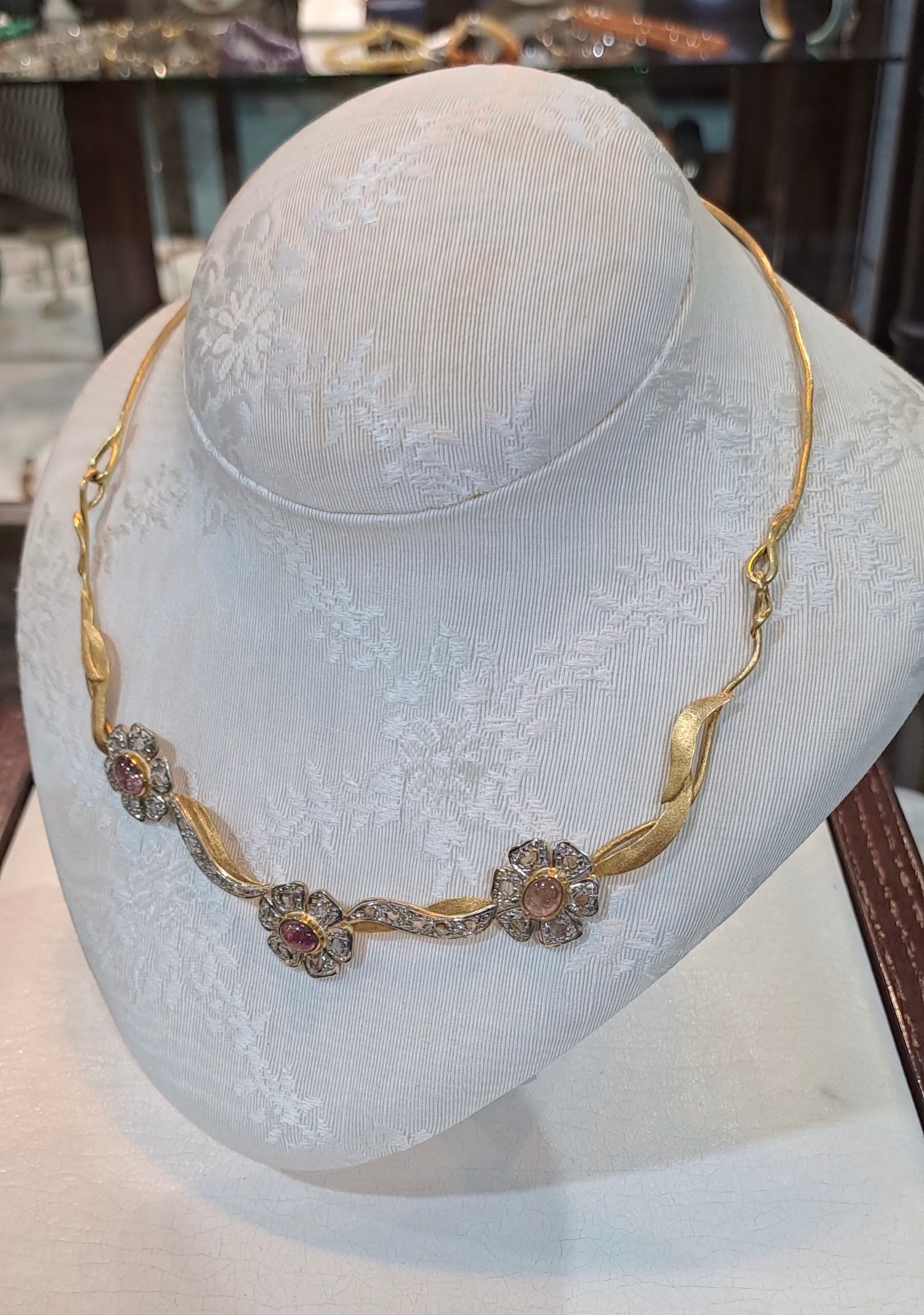 Necklace in 18k gold with pink tourmalines (9.20carats) and diamonds, one of a kind