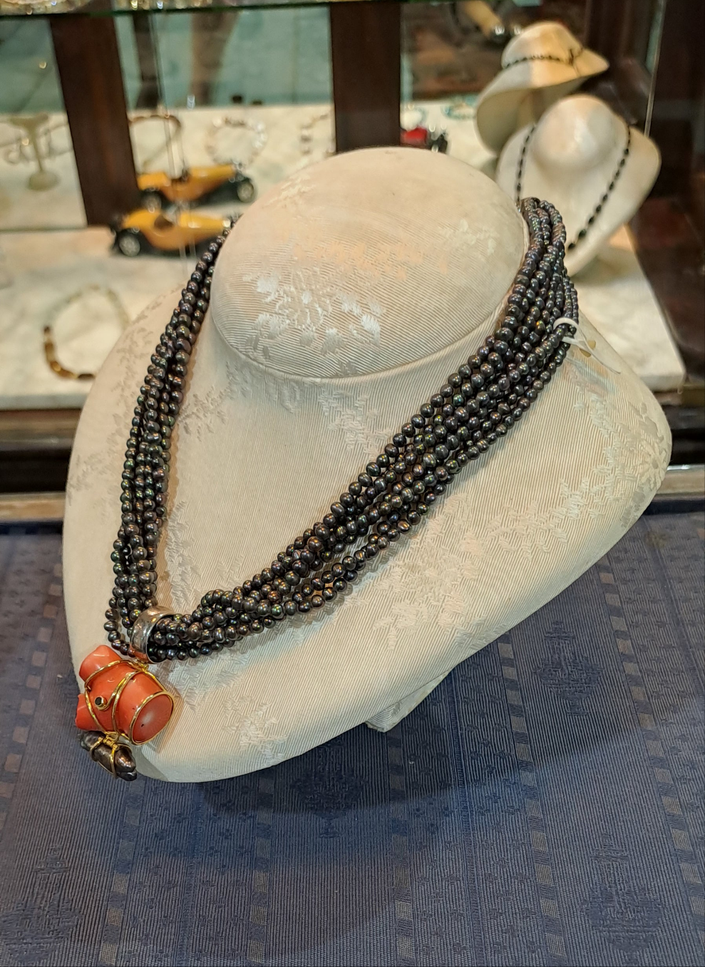 Necklace in Black Tahitian Pearls with sterling silver elements and a Coral Pendant with brilliants and 18k elements