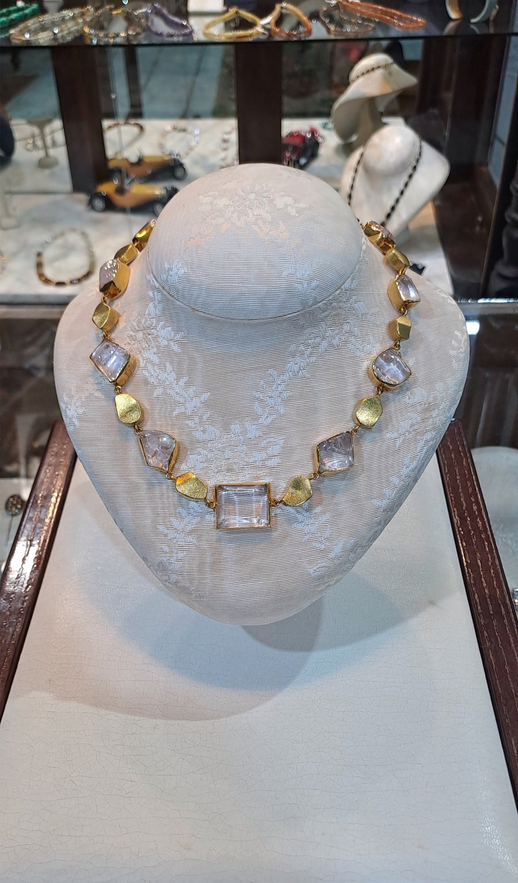 Necklace in Gold 18k & kunzite cabochon stones