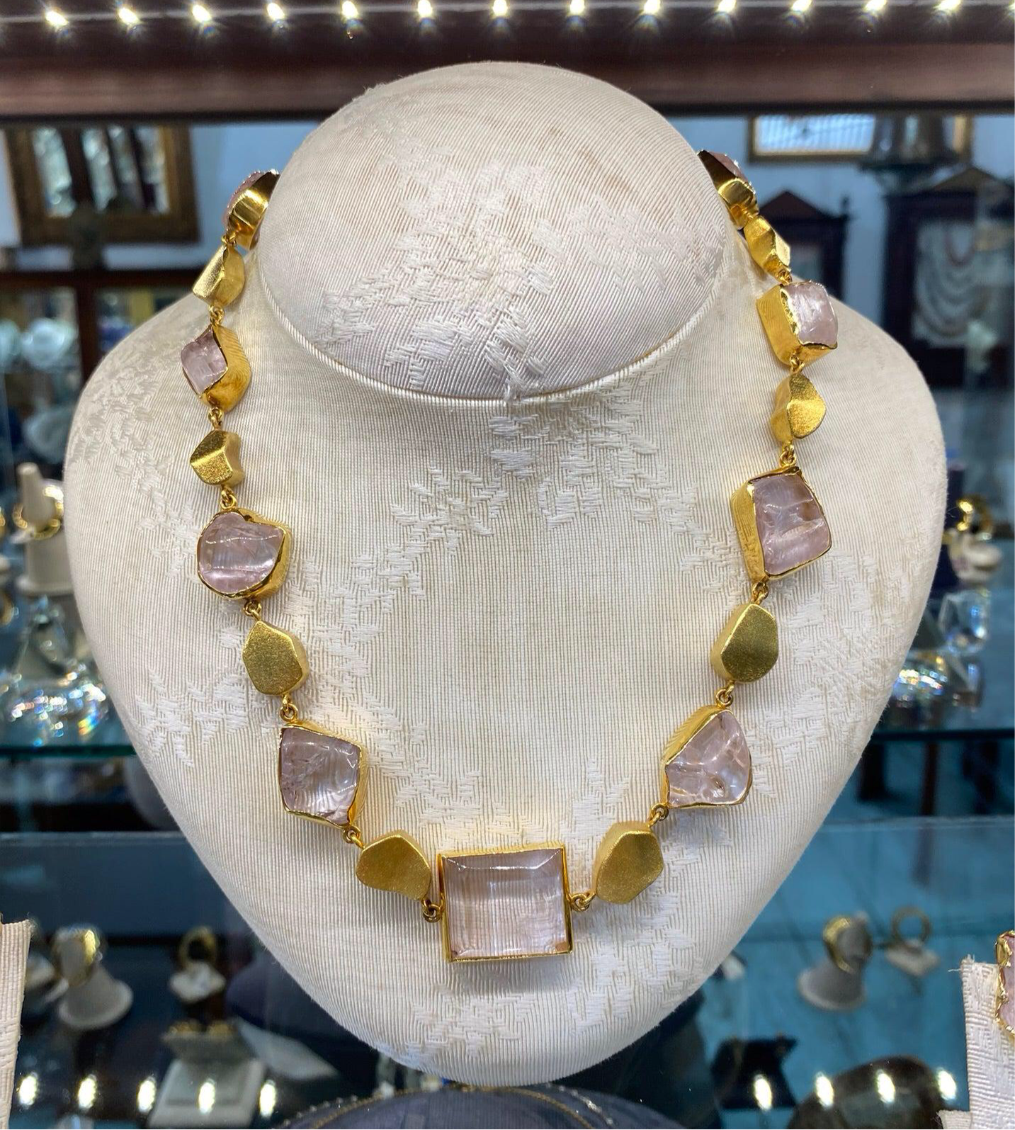 Necklace in Gold 18k & kunzite cabochon stones