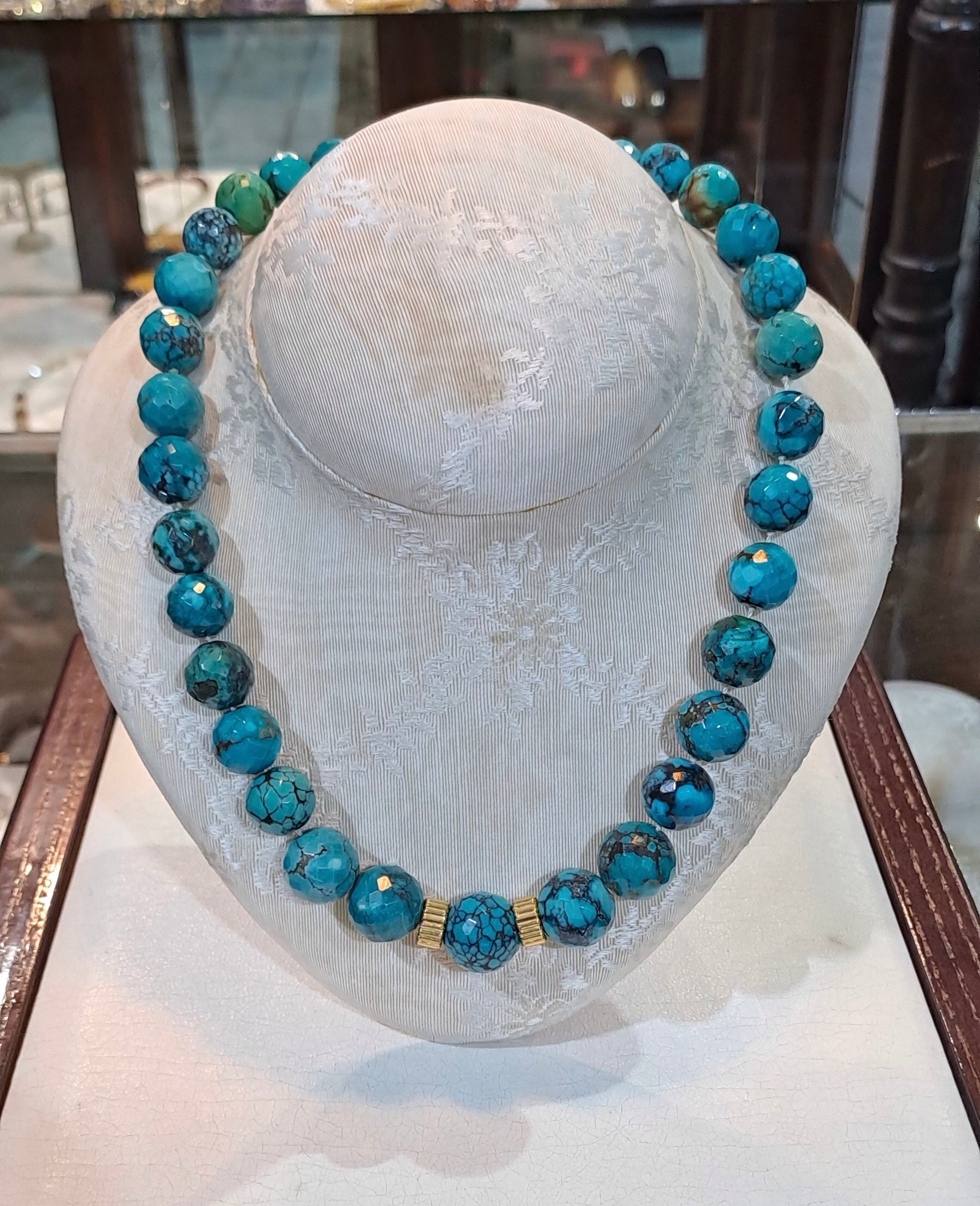 Necklace with Arizona Turquoise stones and gold 18k elements