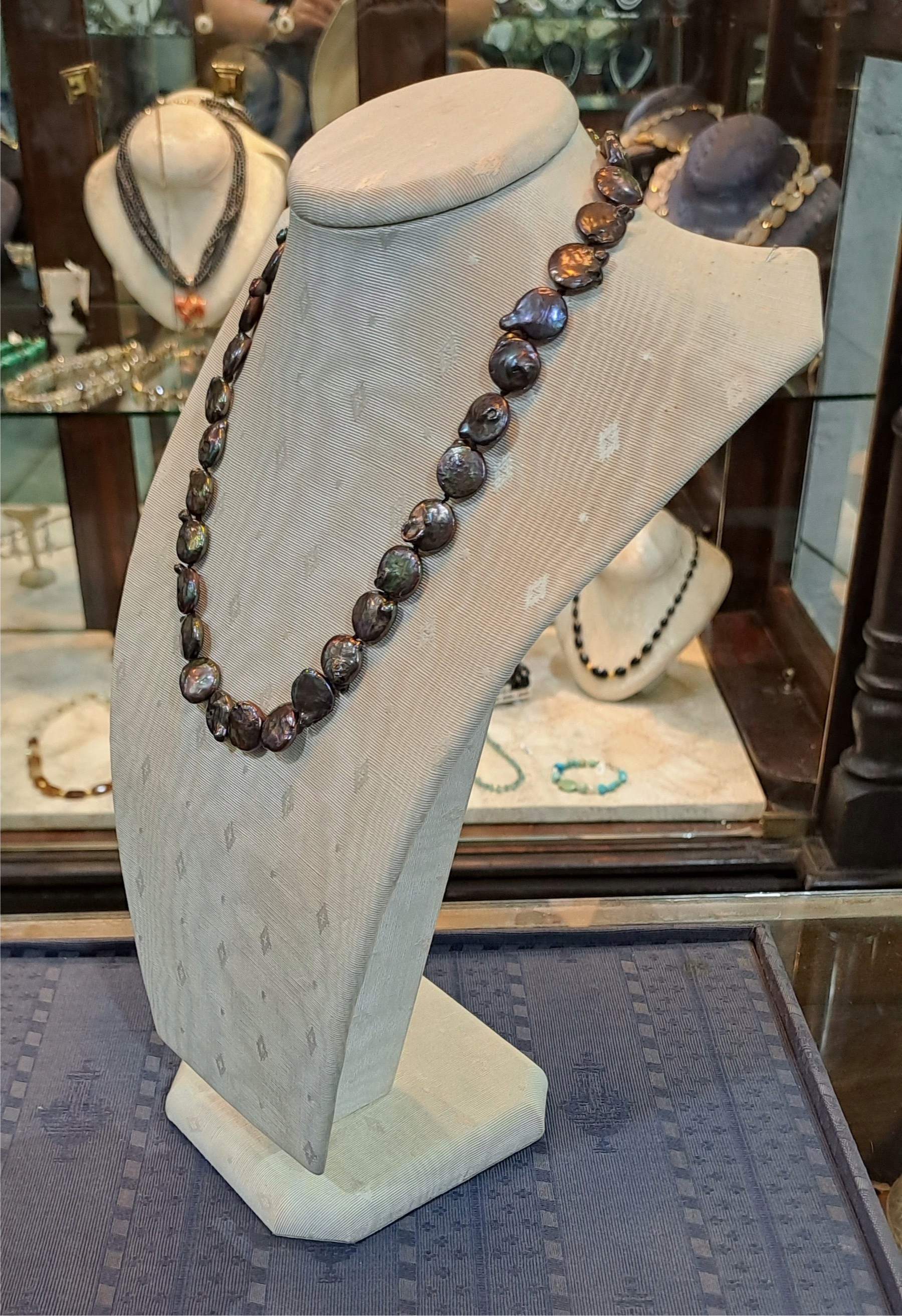 Necklace with black Keishi pearls and 18k gold clasp