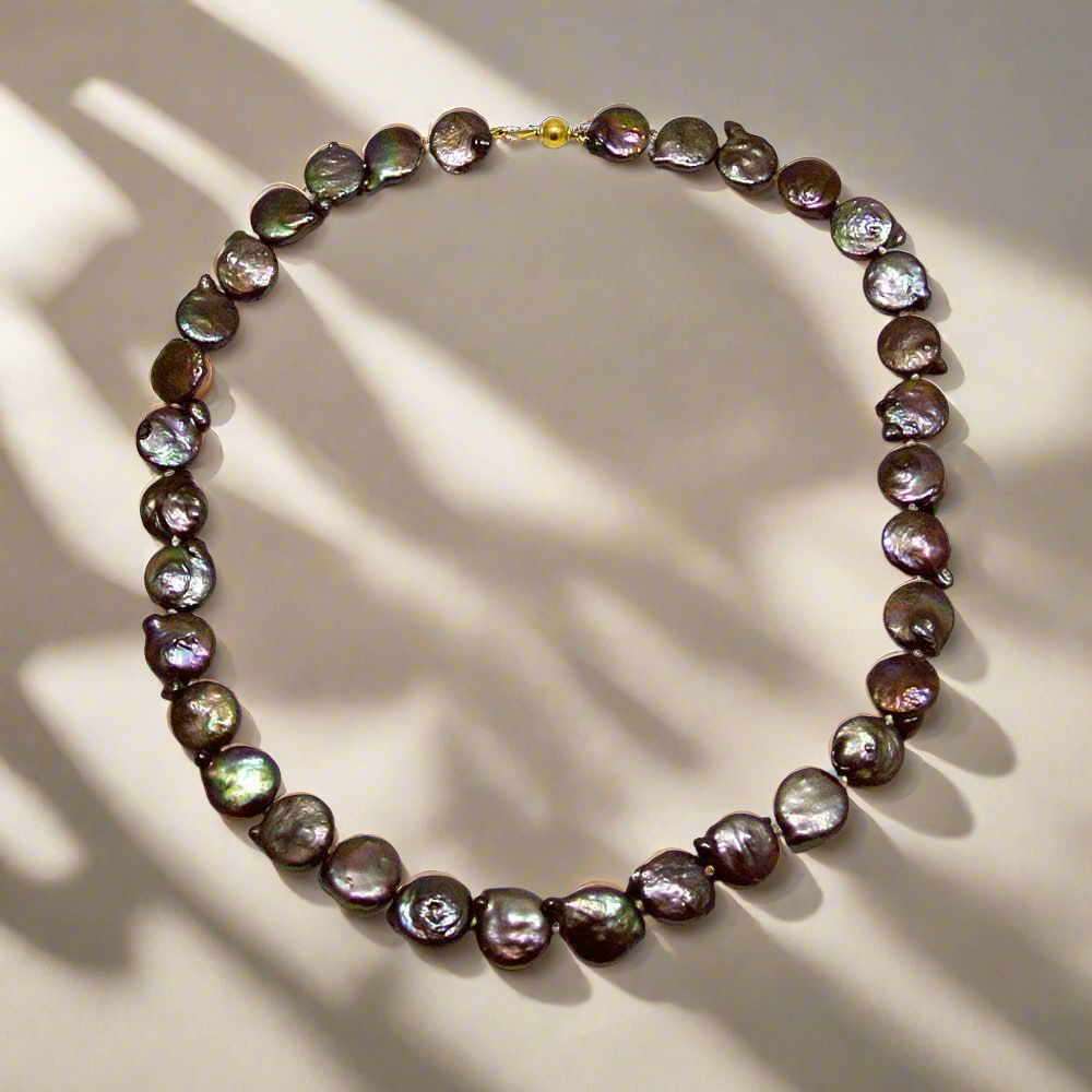 Necklace with black Keishi pearls and 18k gold clasp