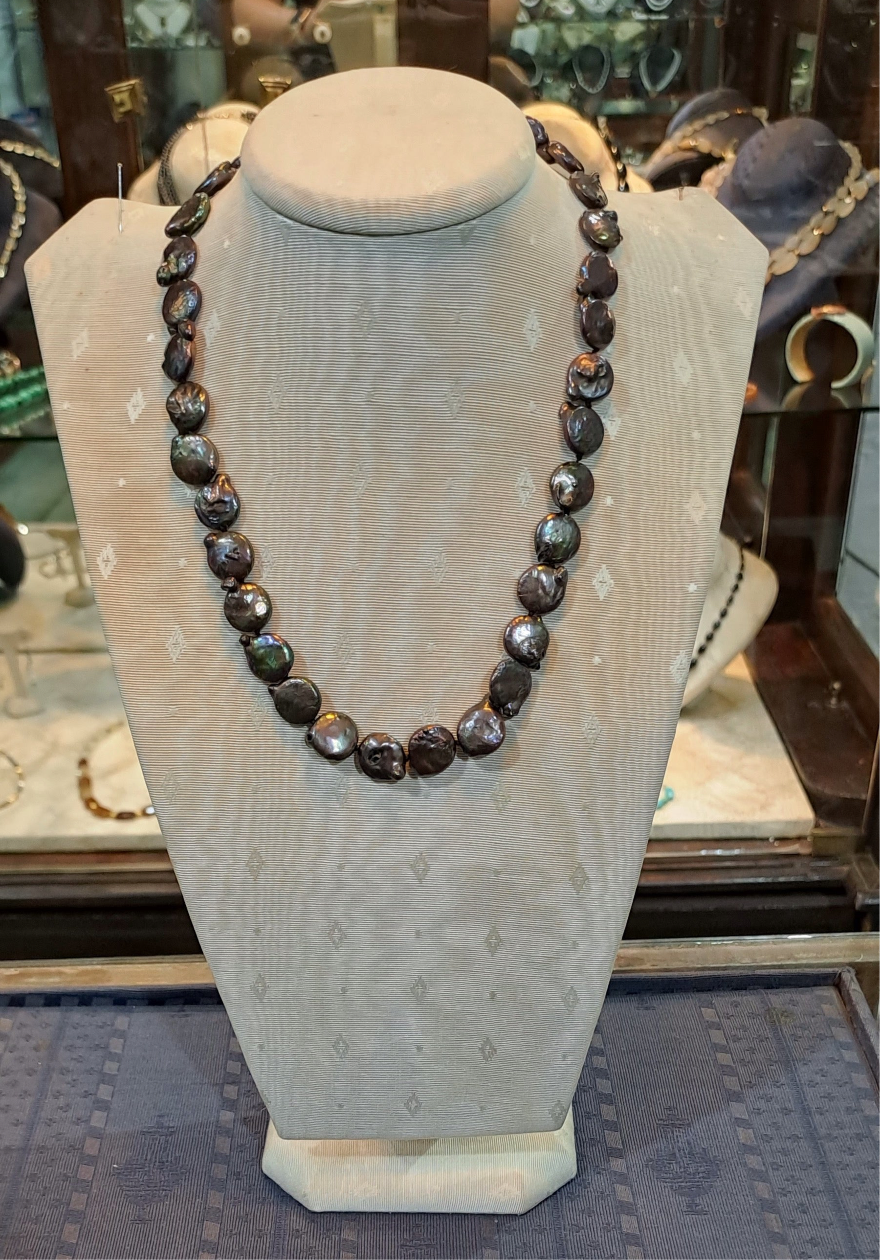 Necklace with black Keishi pearls and 18k gold clasp