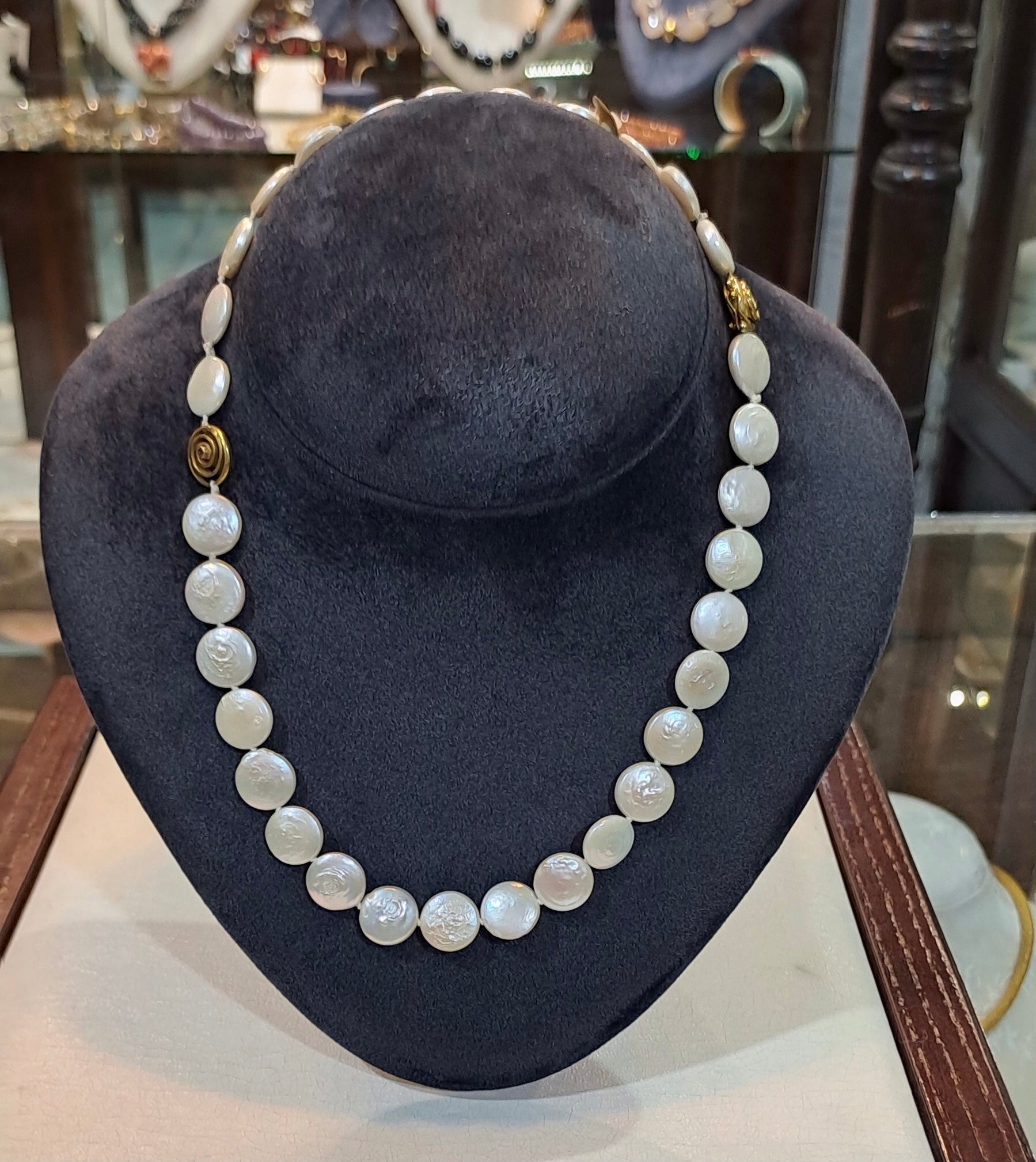 Necklace with white Keisi pearls and 18k gold elements