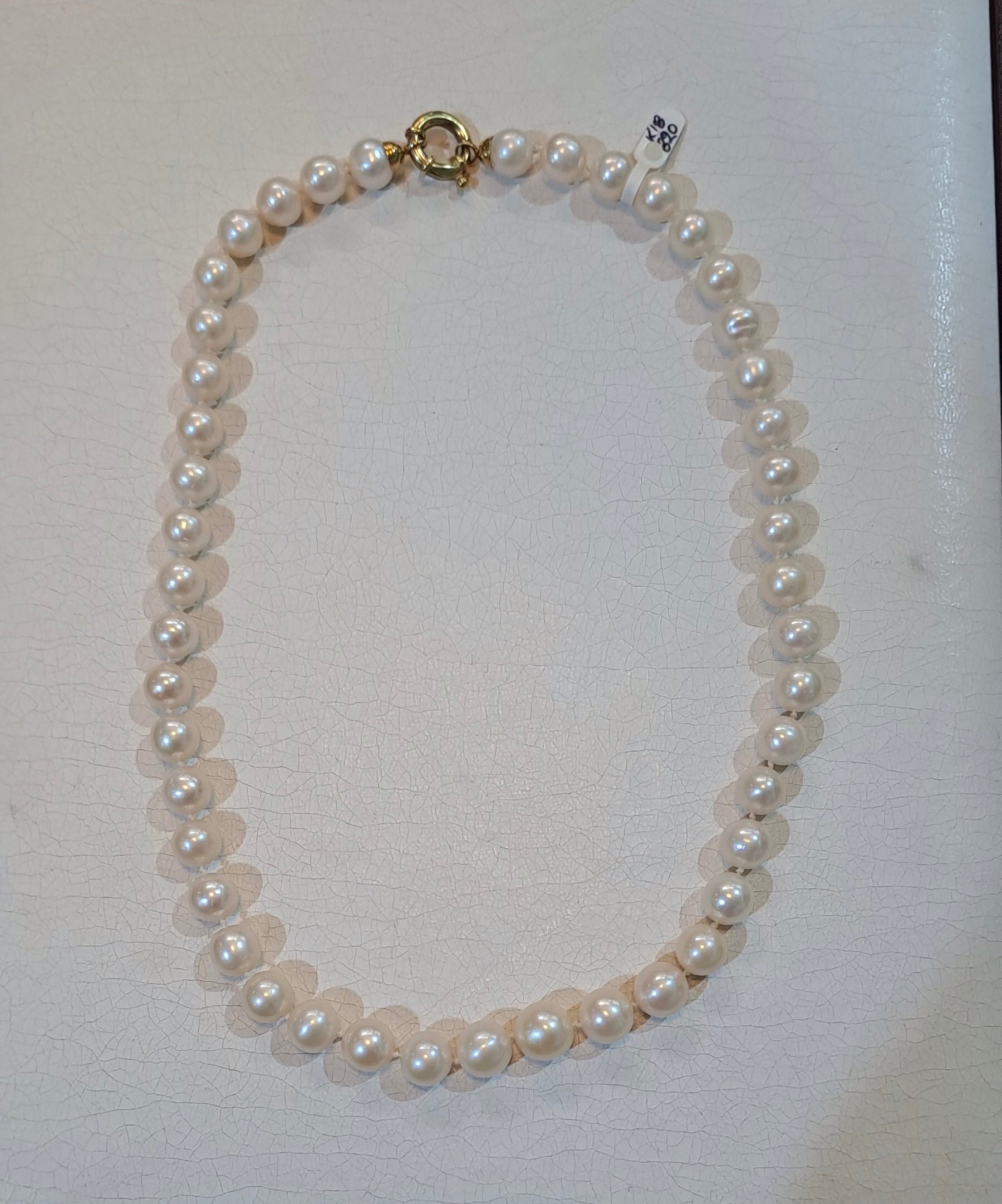 Necklace with white pearls and 18k gold closure