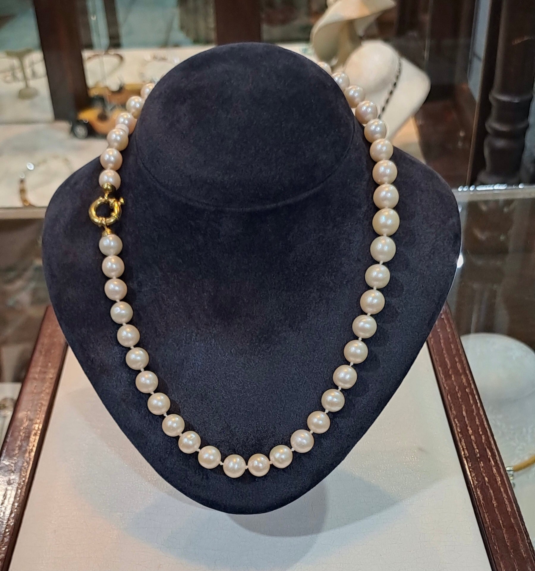 Necklace with white pearls and 18k gold closure