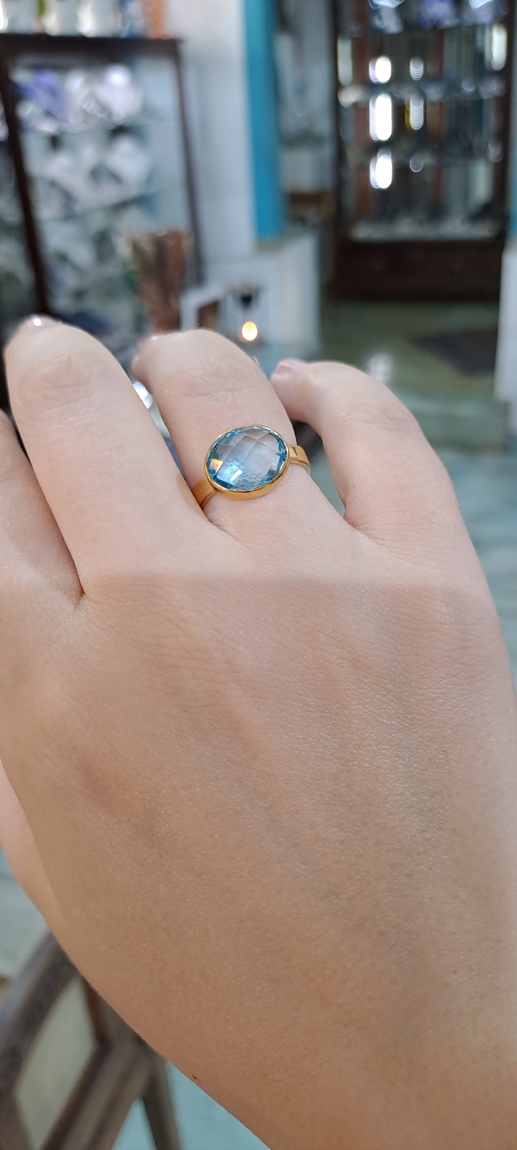 Ring in 14k gold with a blue topaz