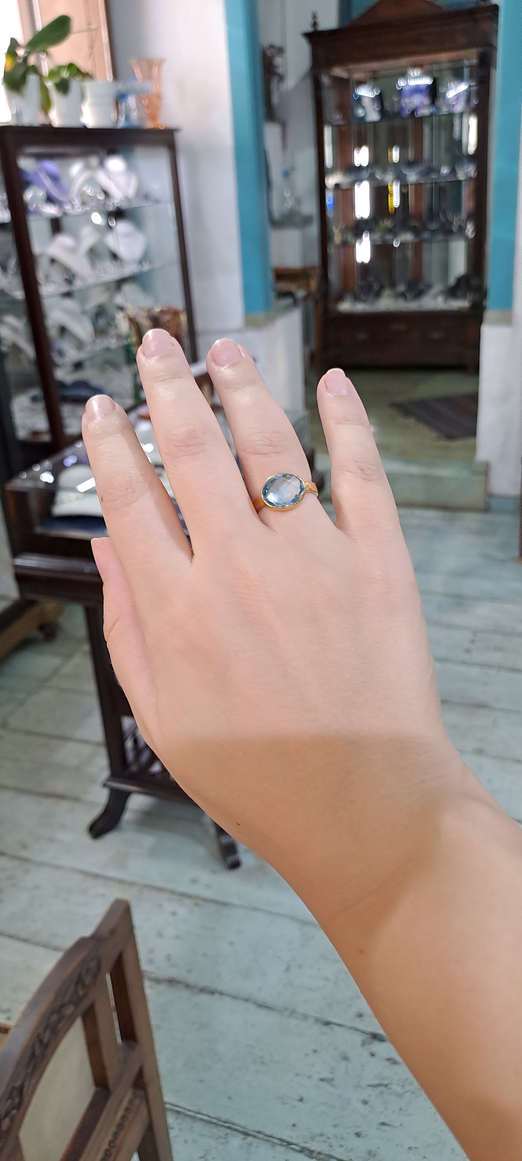 Ring in 14k gold with a blue topaz