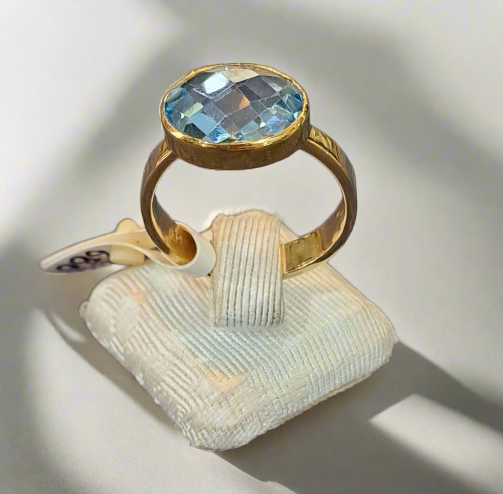 Ring in 14k gold with a blue topaz