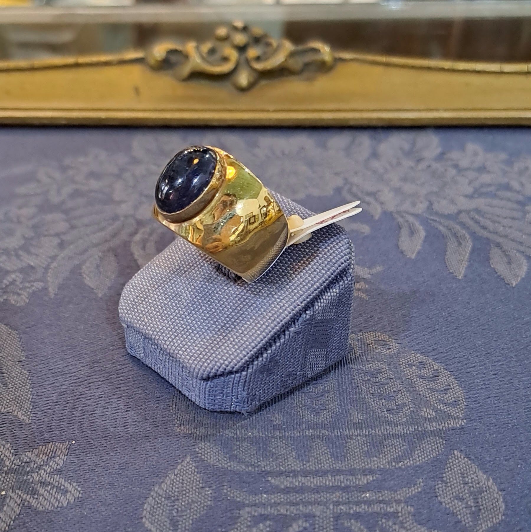 Ring in 18k Gold with Iolite (B-36)