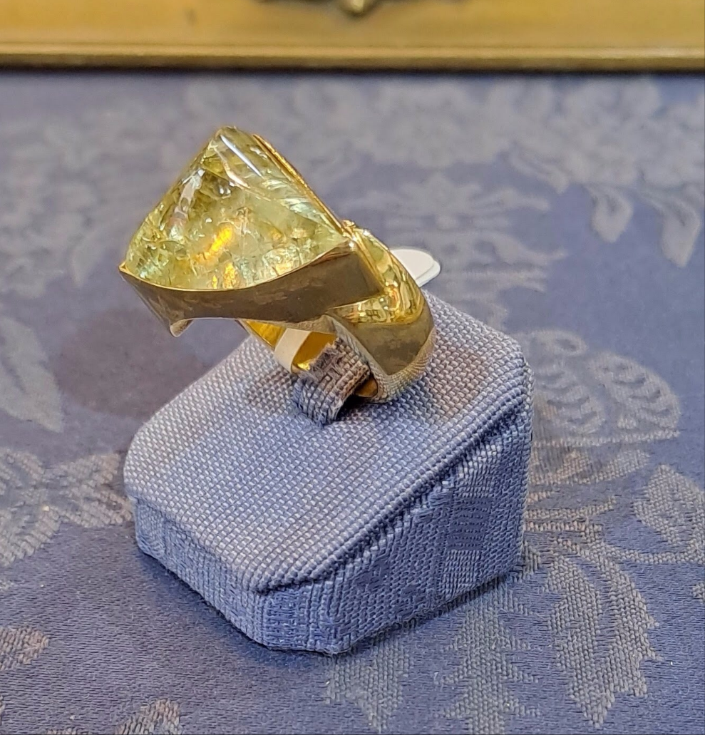 Ring in 18k Gold with Yellow Topaz stone 22.5 c. (B-67)