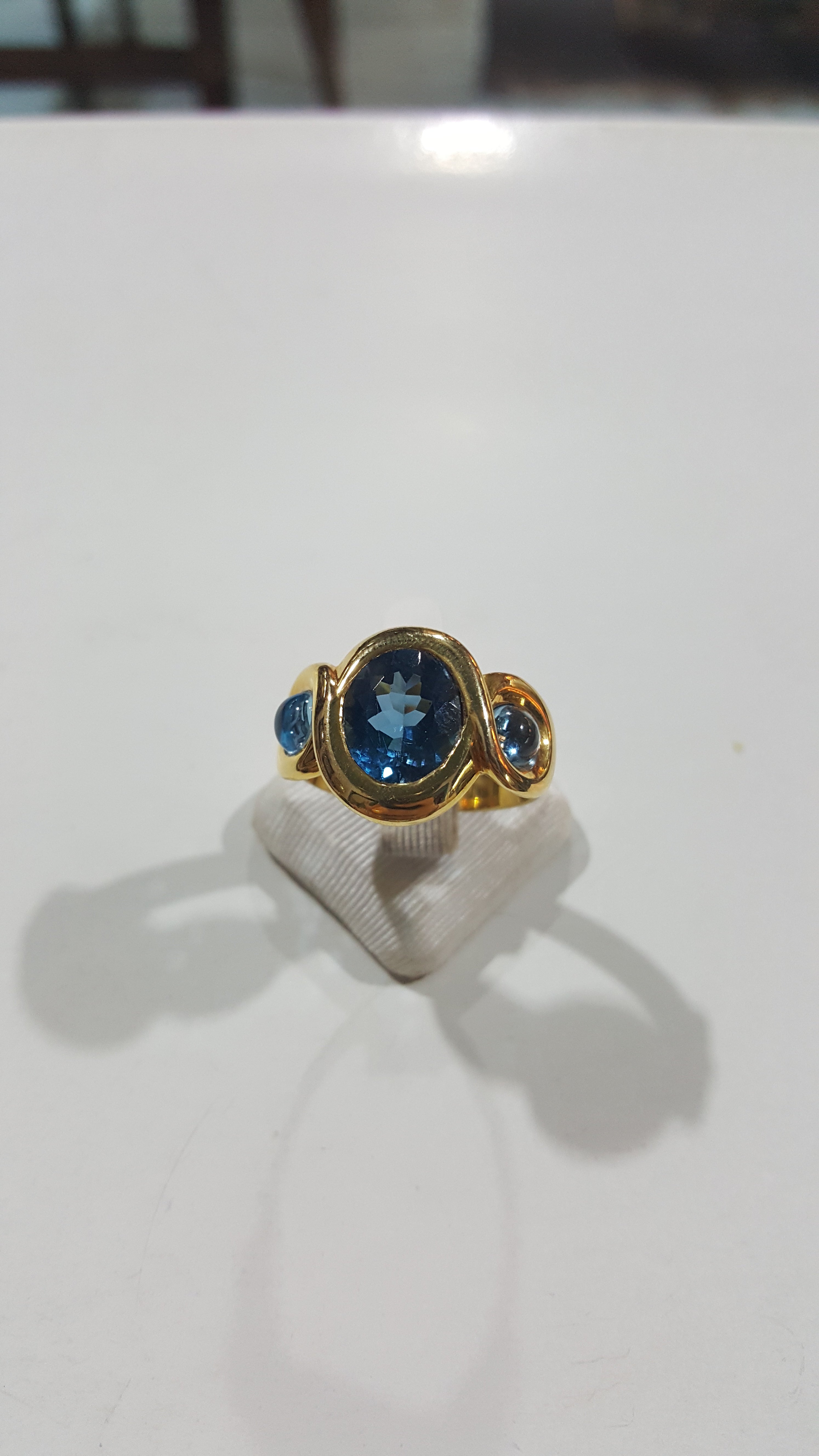 Ring in 18k Gold with a London Blue Topaz & Aquamarine Cabochon