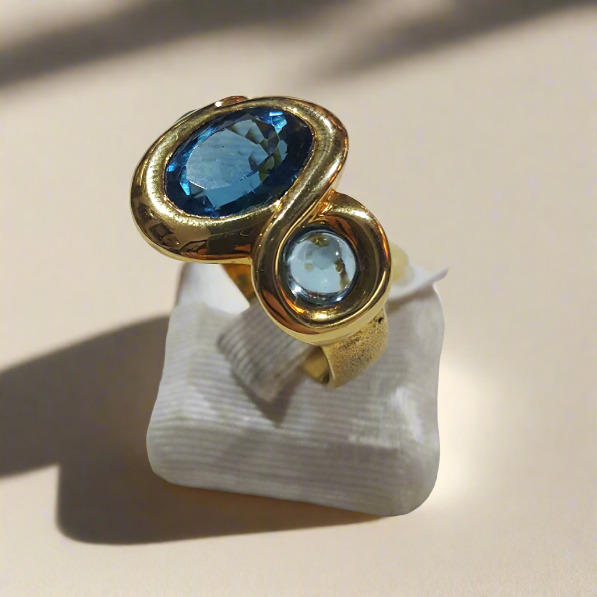 Ring in 18k Gold with a London Blue Topaz & Aquamarine Cabochon