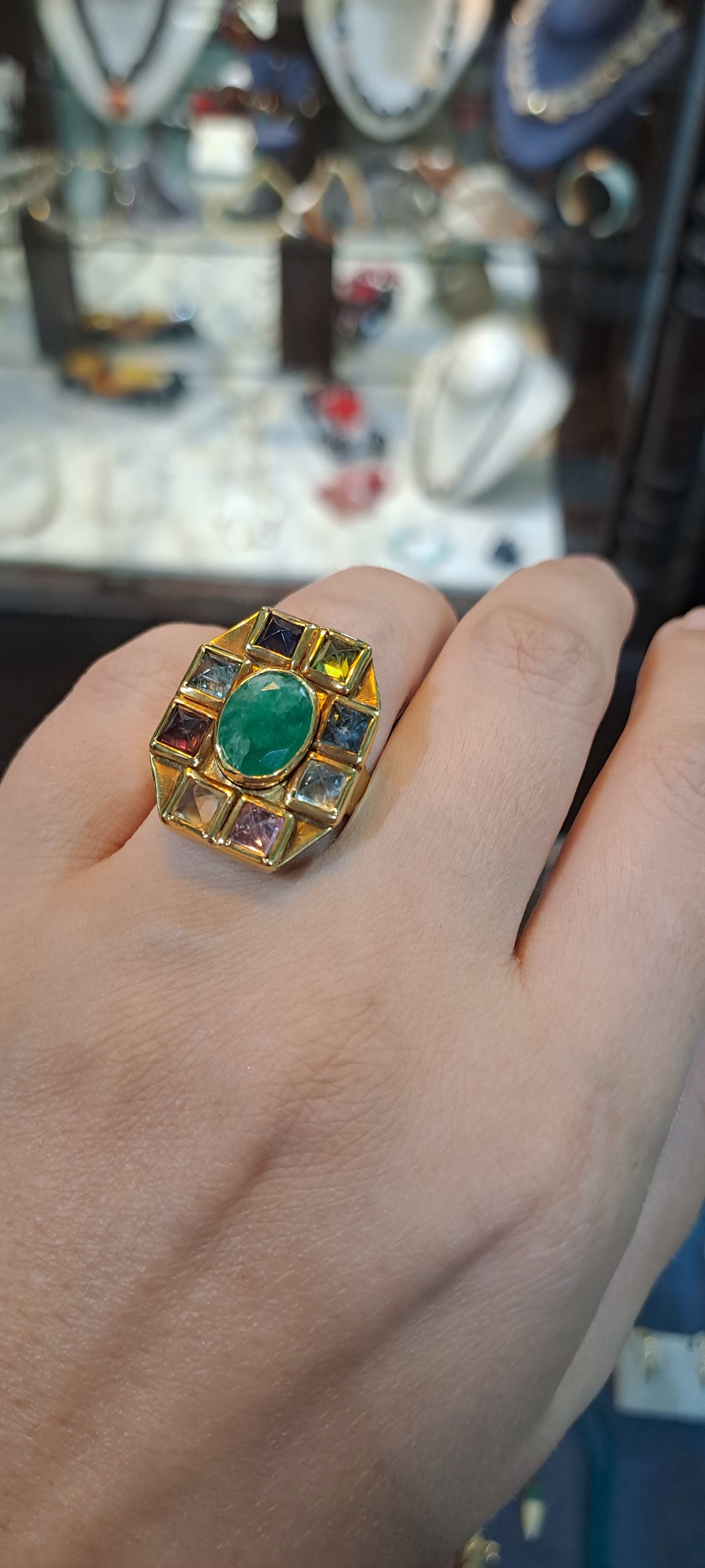 Ring in 18k Gold with a Zambian emerald and pyramid cut tourmalines (B-06)