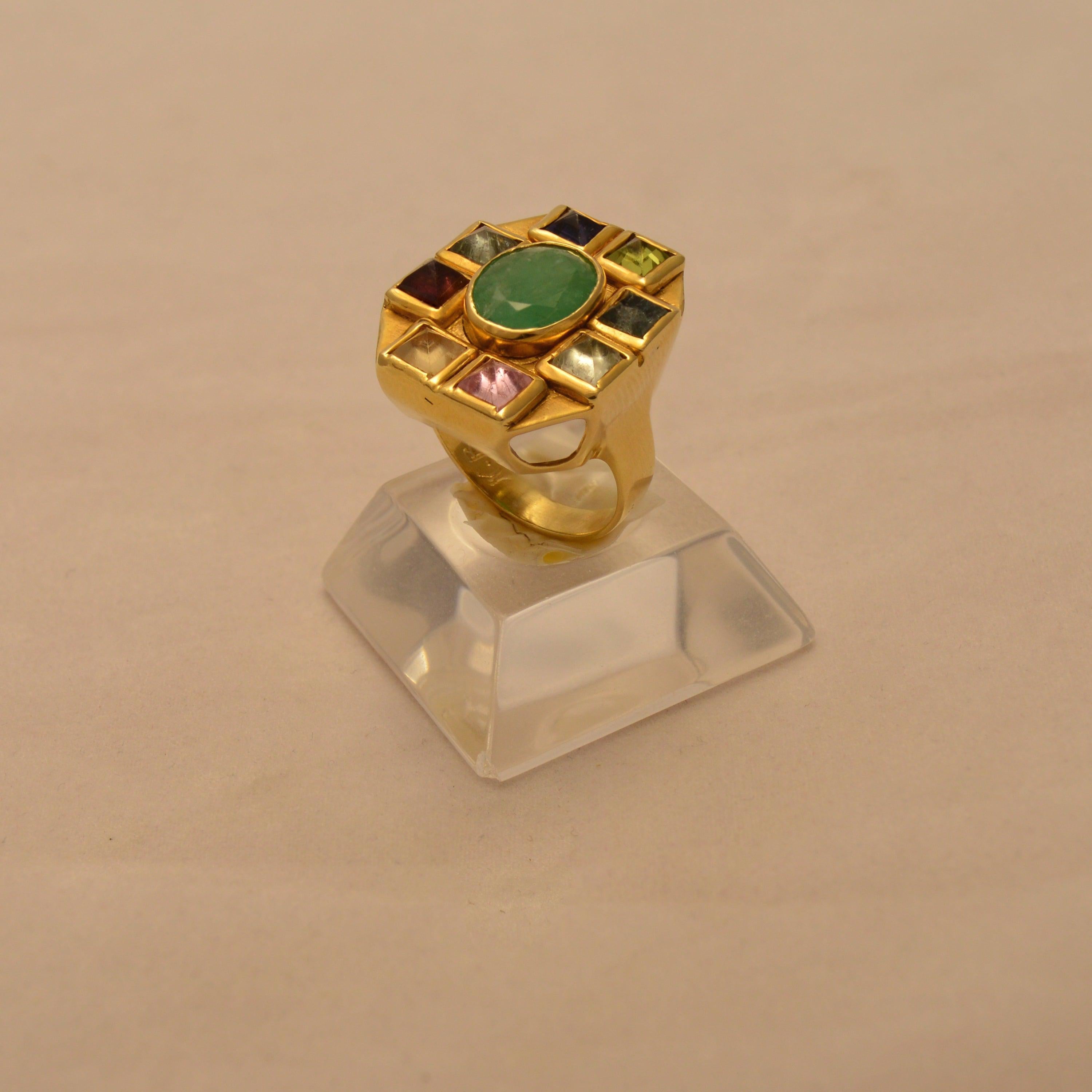 Ring in 18k Gold with a Zambian emerald and pyramid cut tourmalines (B-06)