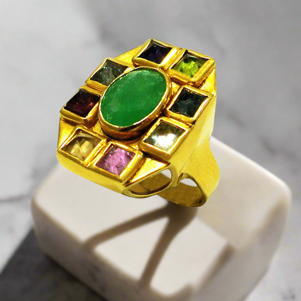 Ring in 18k Gold with a Zambian emerald and pyramid cut tourmalines (B-06)