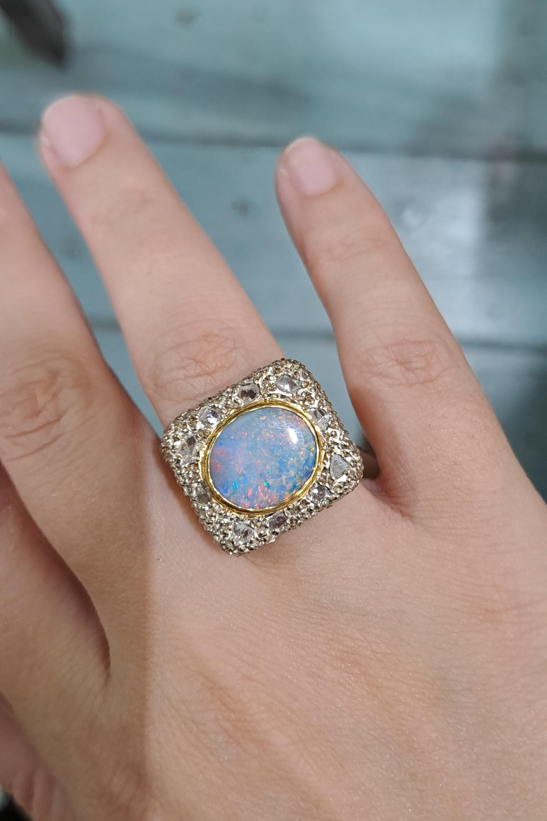 Ring in 18k Gold with an Australian bulder opal and diamonds chips (B-15)