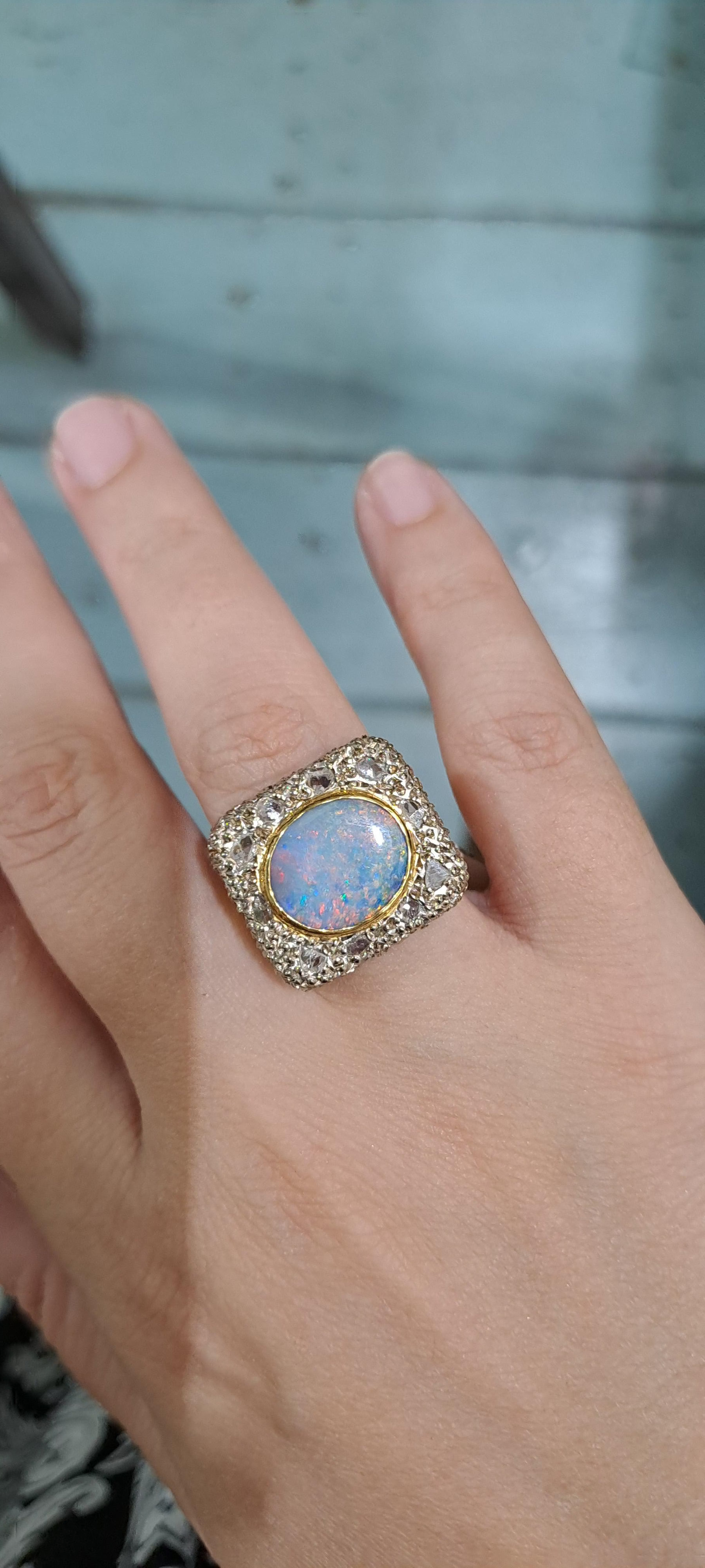 Ring in 18k Gold with an Australian bulder opal and diamonds chips (B-15)