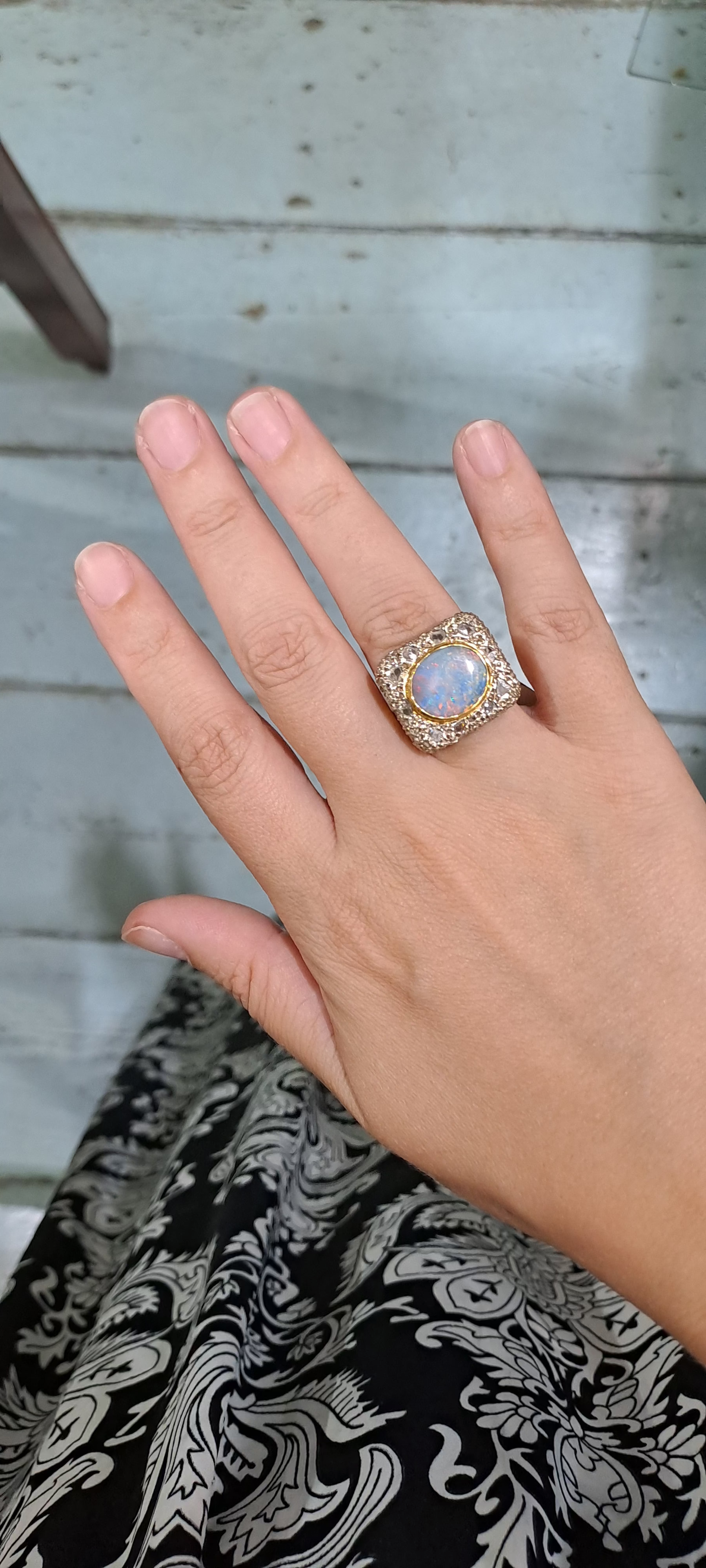 Ring in 18k Gold with an Australian bulder opal and diamonds chips (B-15)