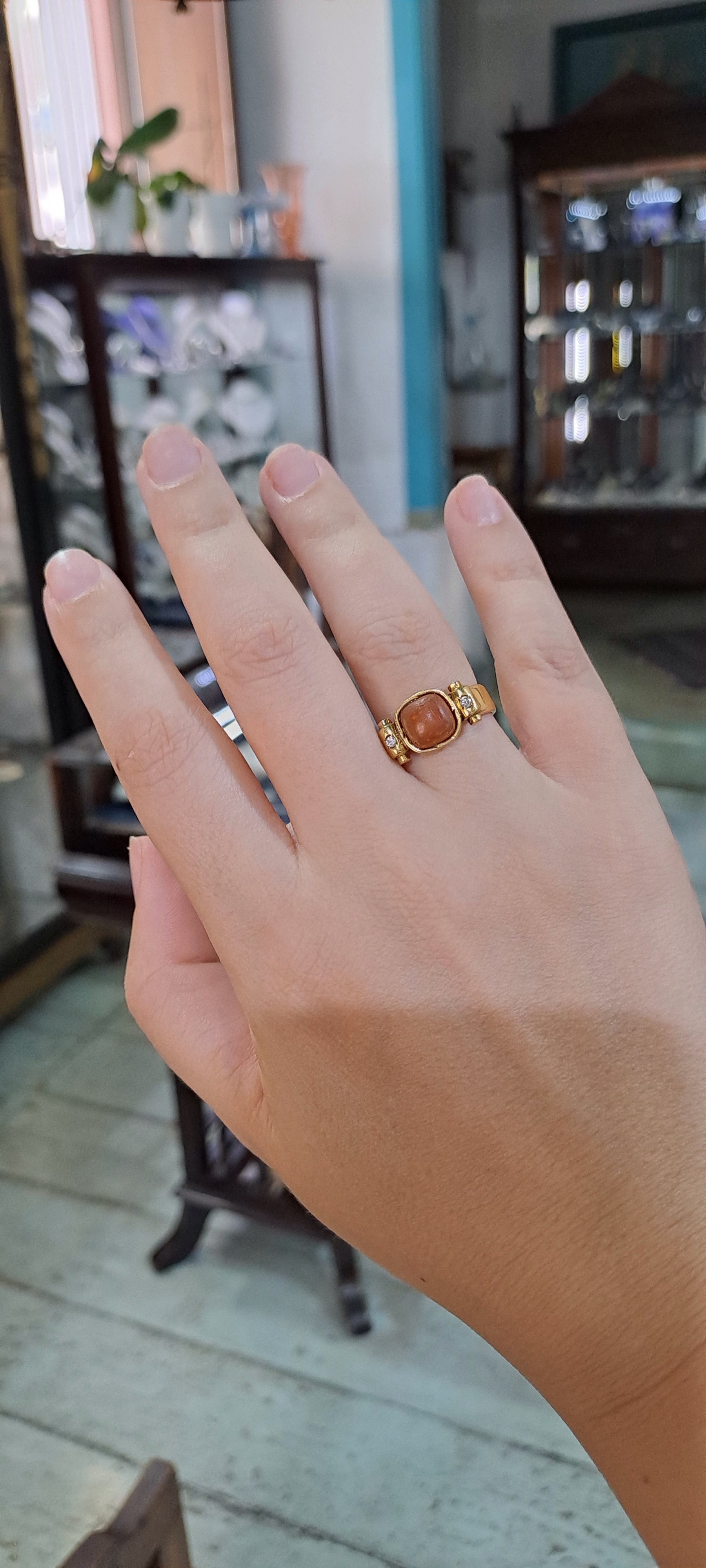 Ring in 18k Gold with red Amber and Brilliants (B-37)