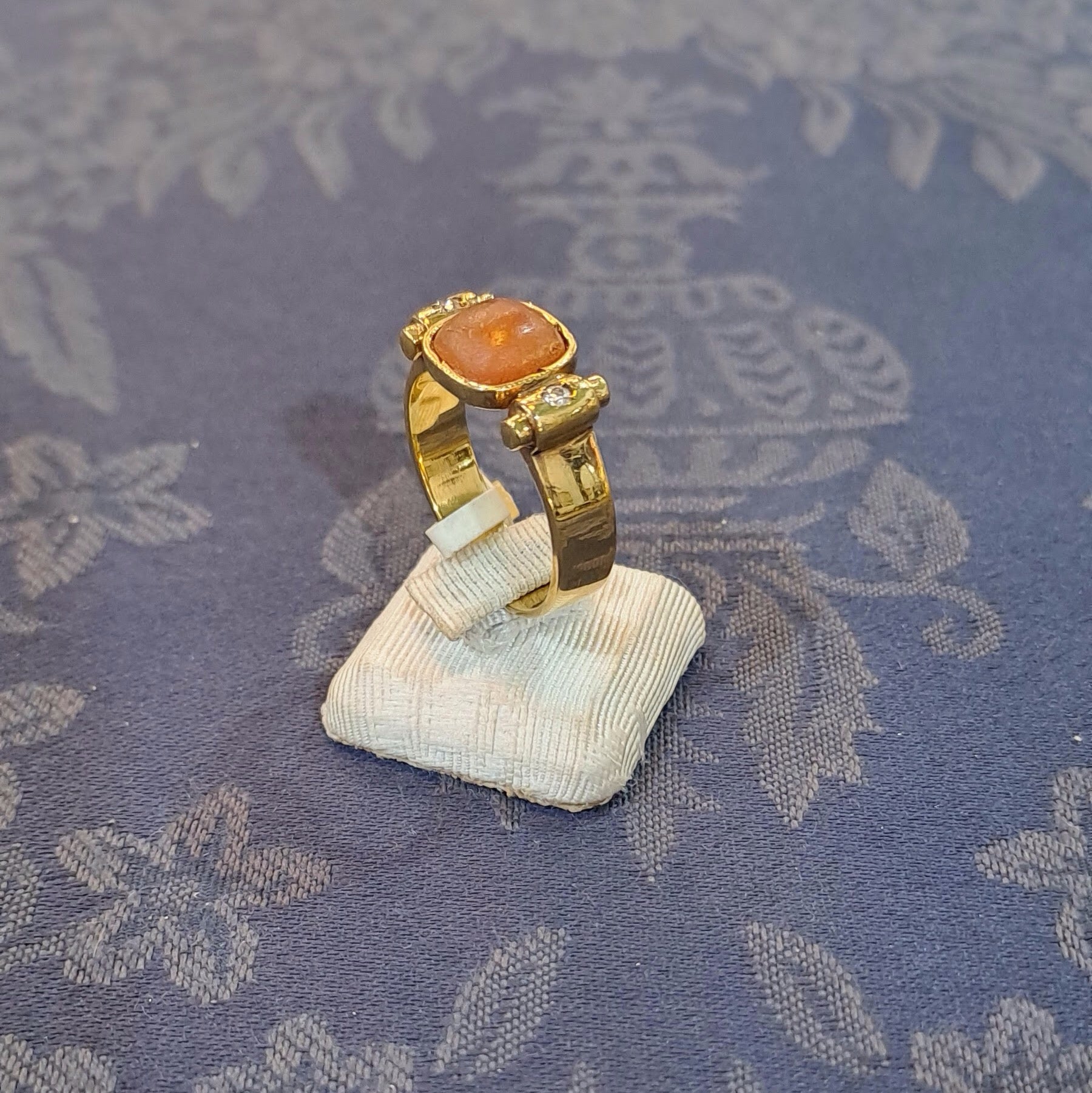 Ring in 18k Gold with red Amber and Brilliants (B-37)