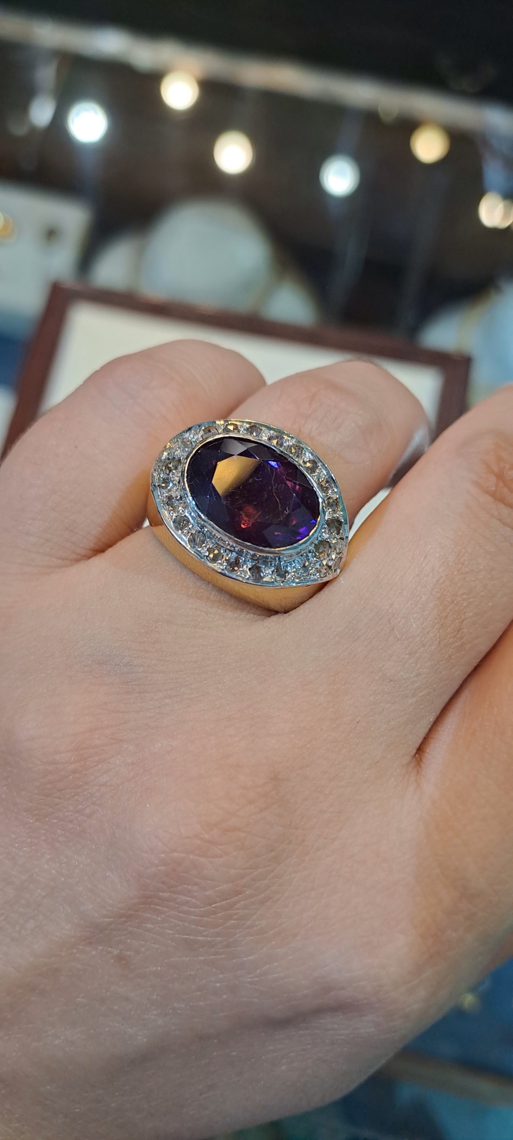 Ring in 18k gold with Amethyst stone and brilliants