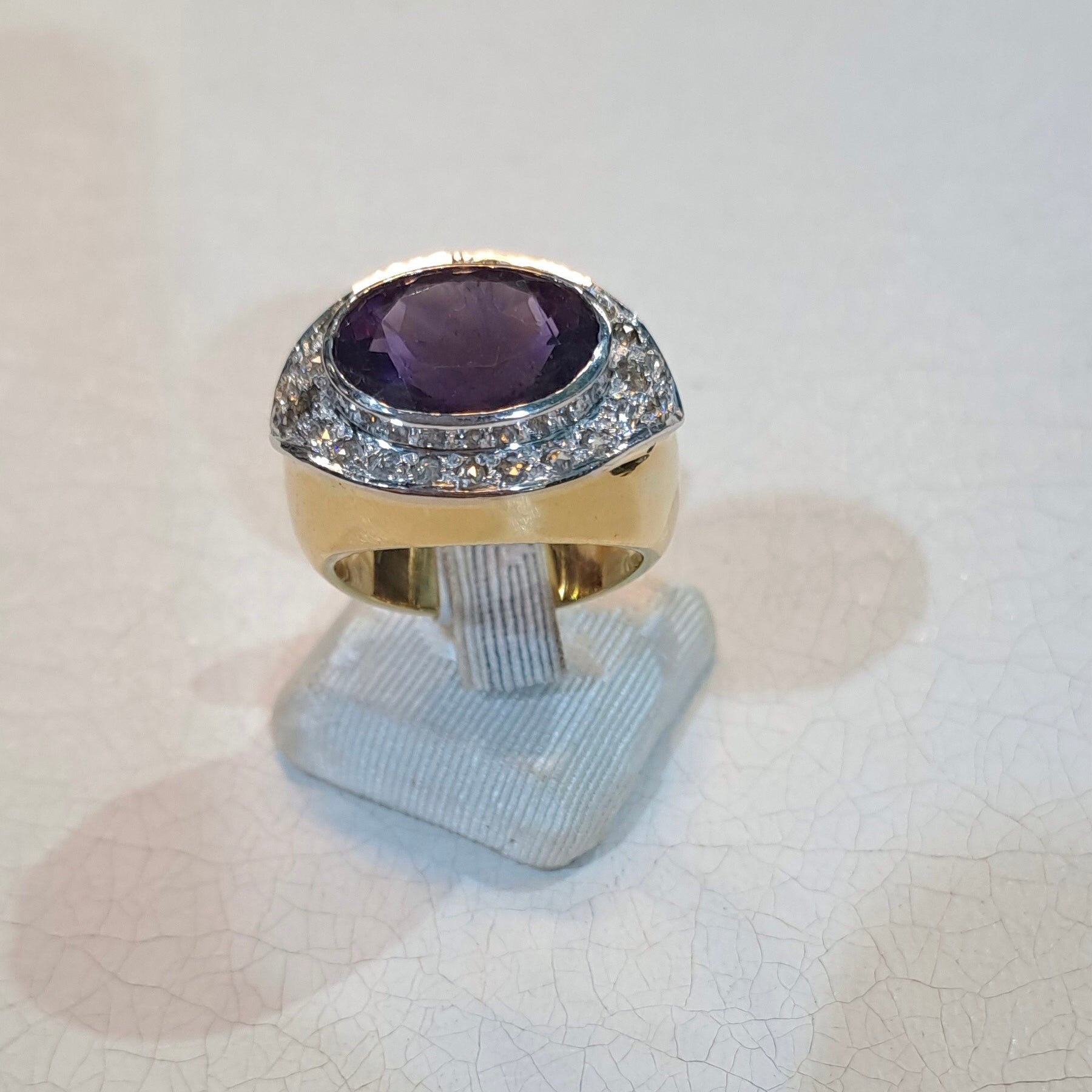 Ring in 18k gold with Amethyst stone and brilliants