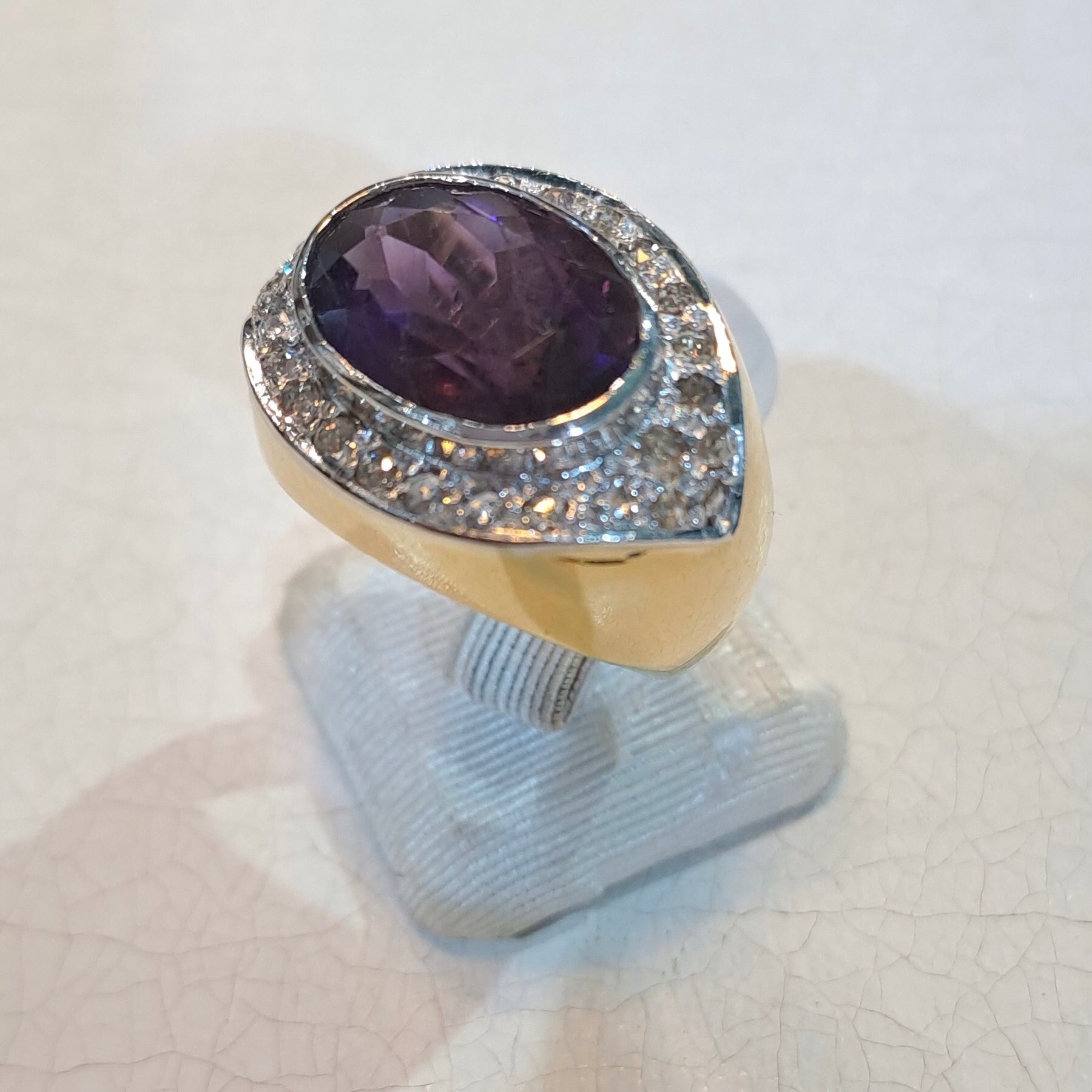 Ring in 18k gold with Amethyst stone and brilliants