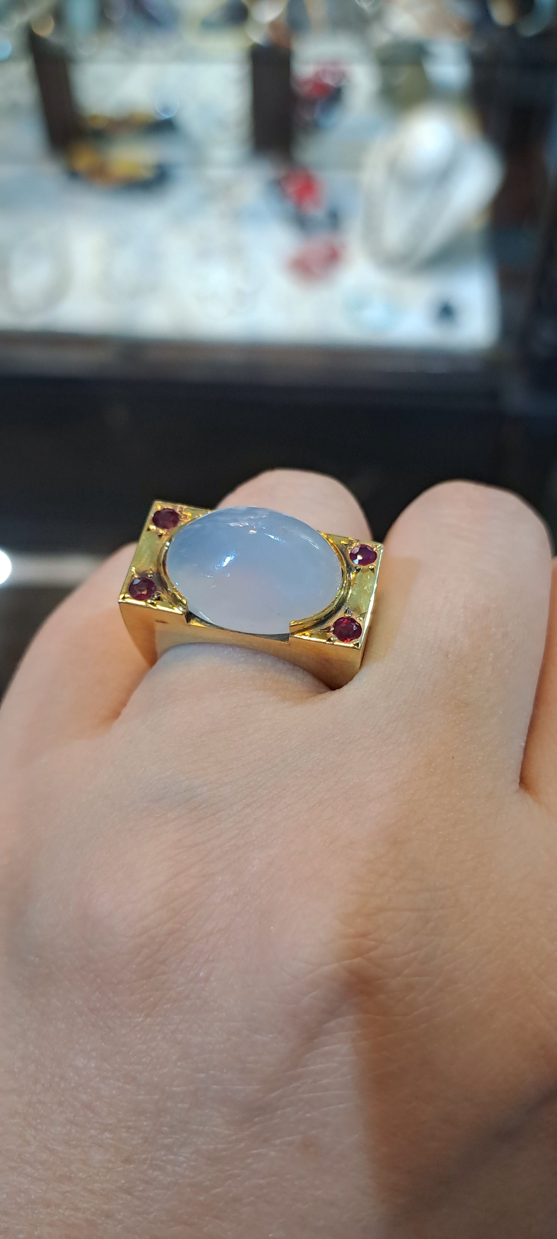 Ring in 18k gold with Chalcedony and rubies