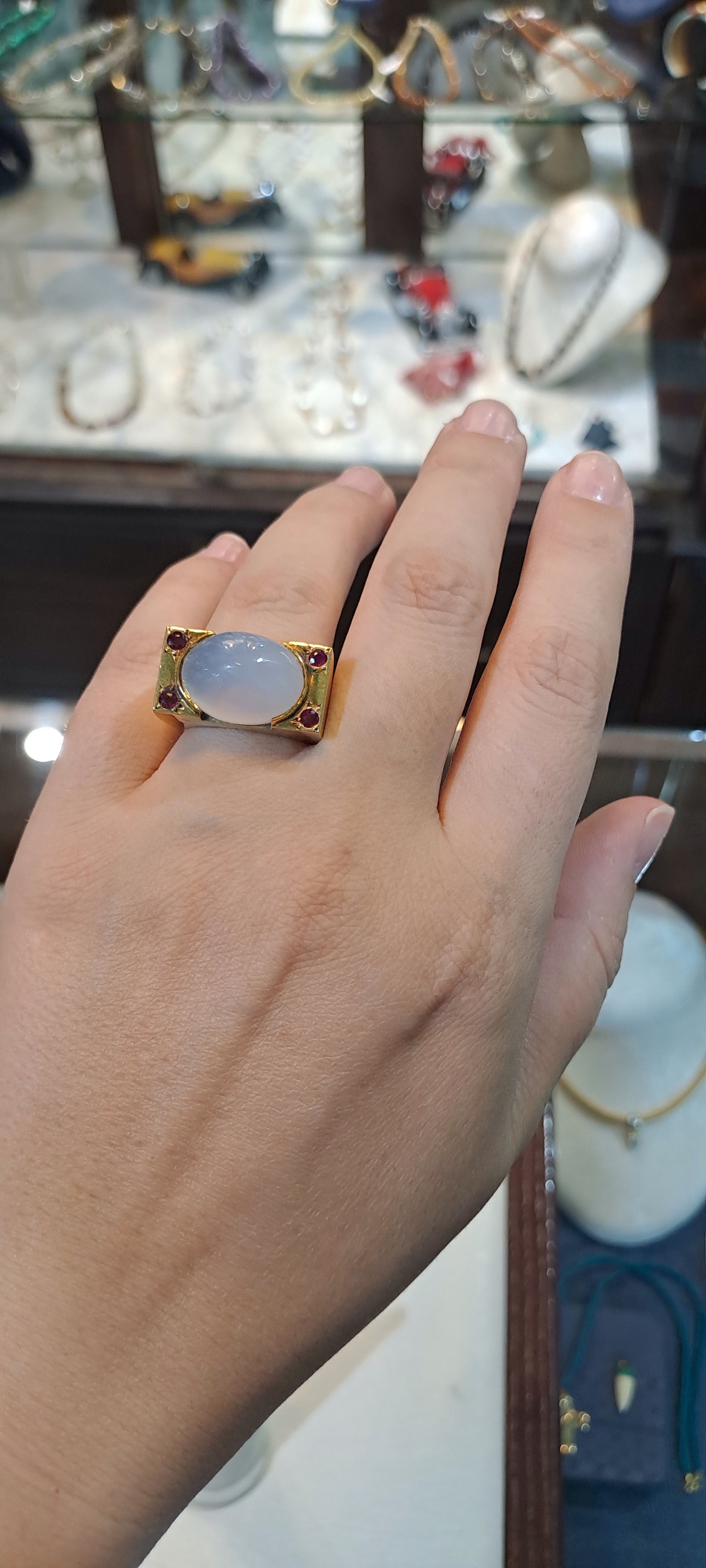 Ring in 18k gold with Chalcedony and rubies