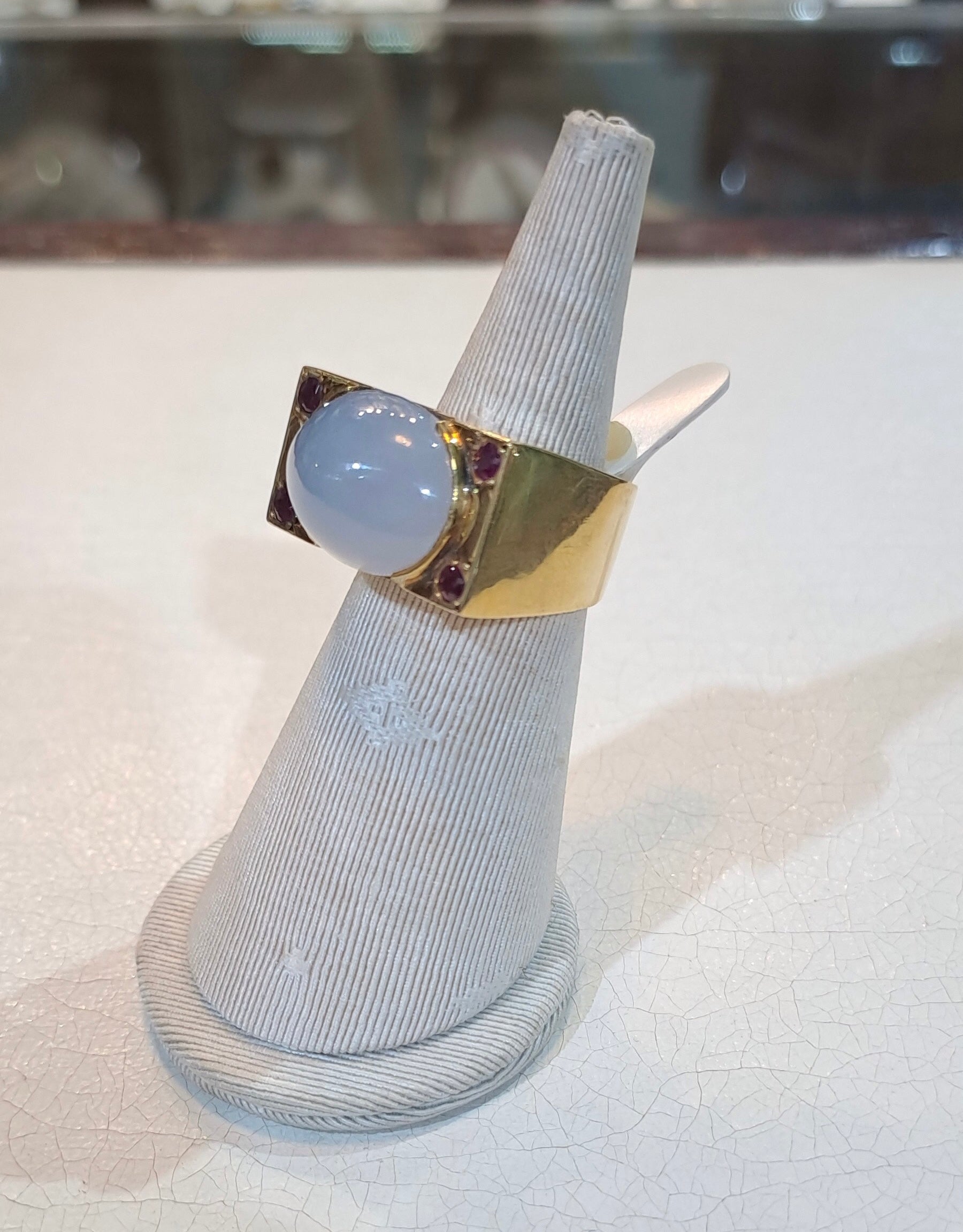 Ring in 18k gold with Chalcedony and rubies