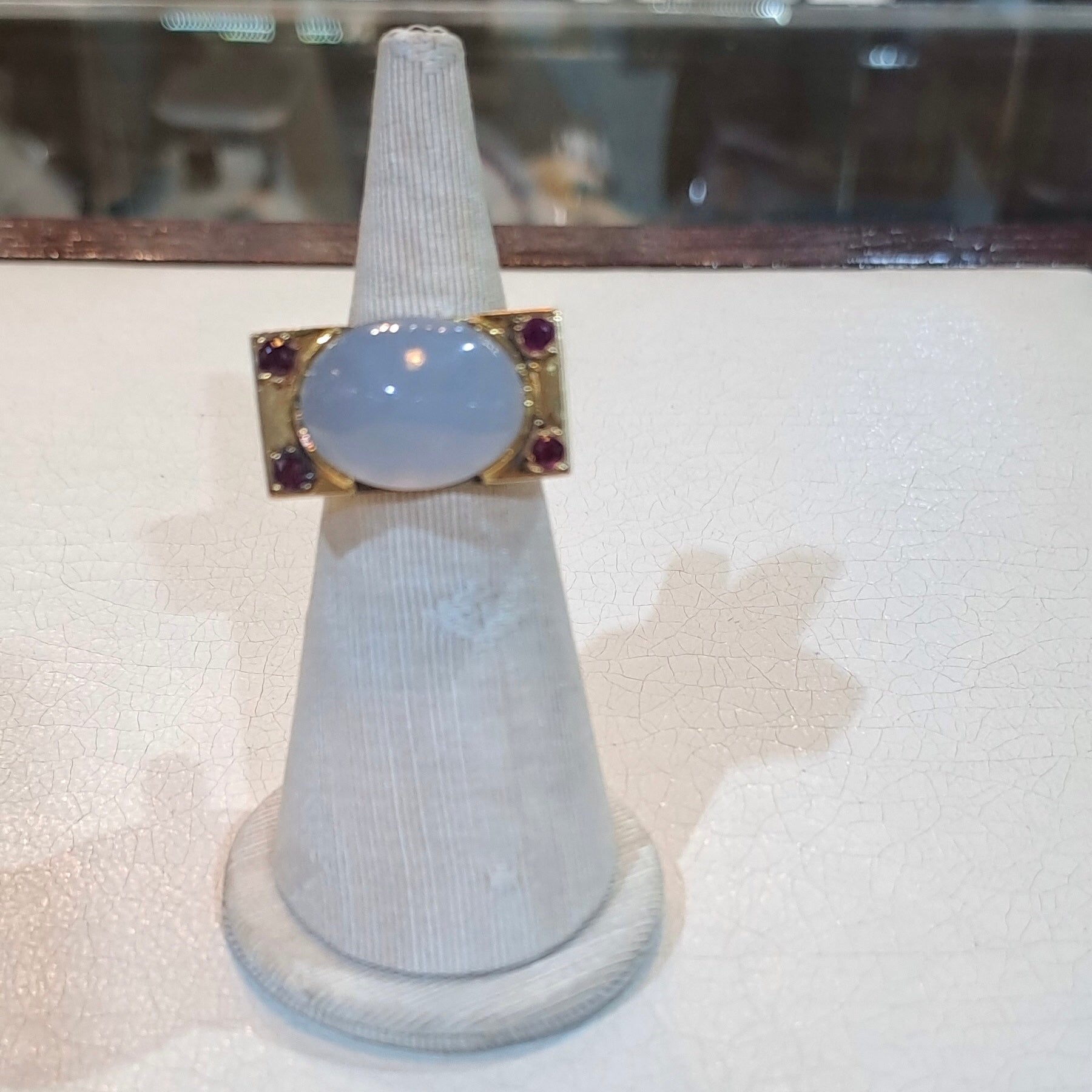 Ring in 18k gold with Chalcedony and rubies